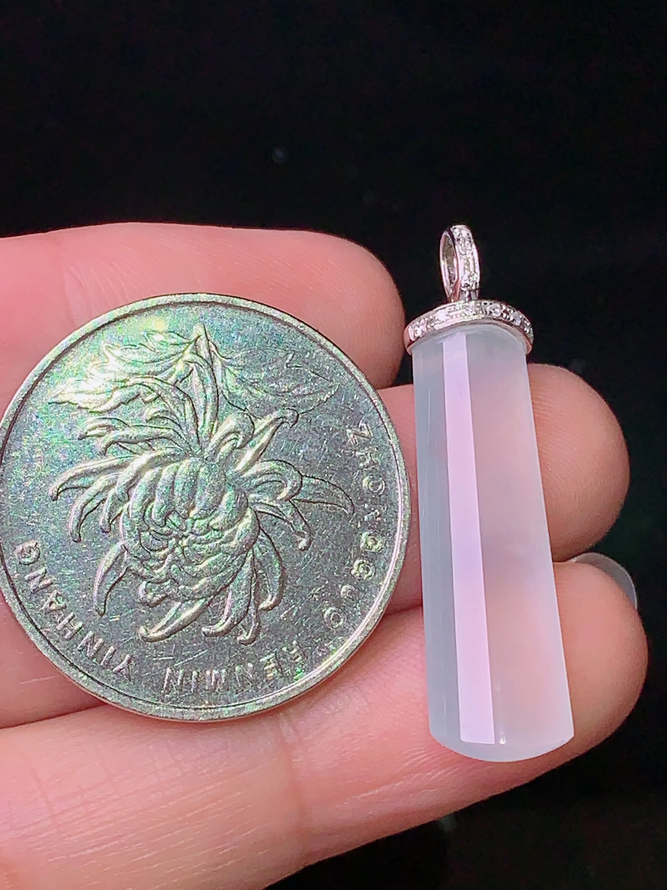 18k金钻镶嵌冰种玉柱吊坠 玉质细腻 水润亮眼  整体尺寸33*8.6*4.7