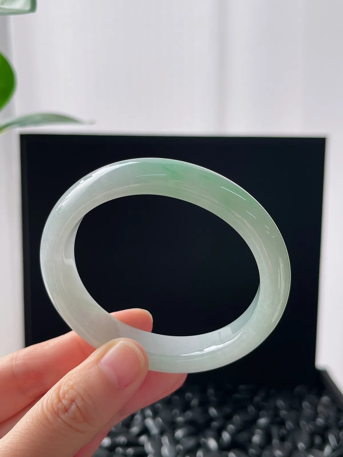 贵妃镯54圈口，翡翠冰糯种飘绿手镯