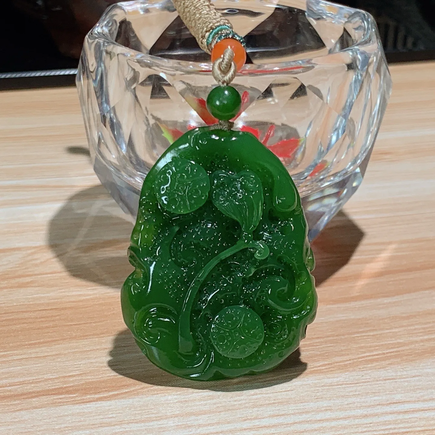 和田玉阳绿俄罗斯碧玉蝶恋花莲花挂件。尺寸44/35/14重30.9克 无裂无杂 玉质细腻油润 底色纯净 脂粉好，品质好。lt251029