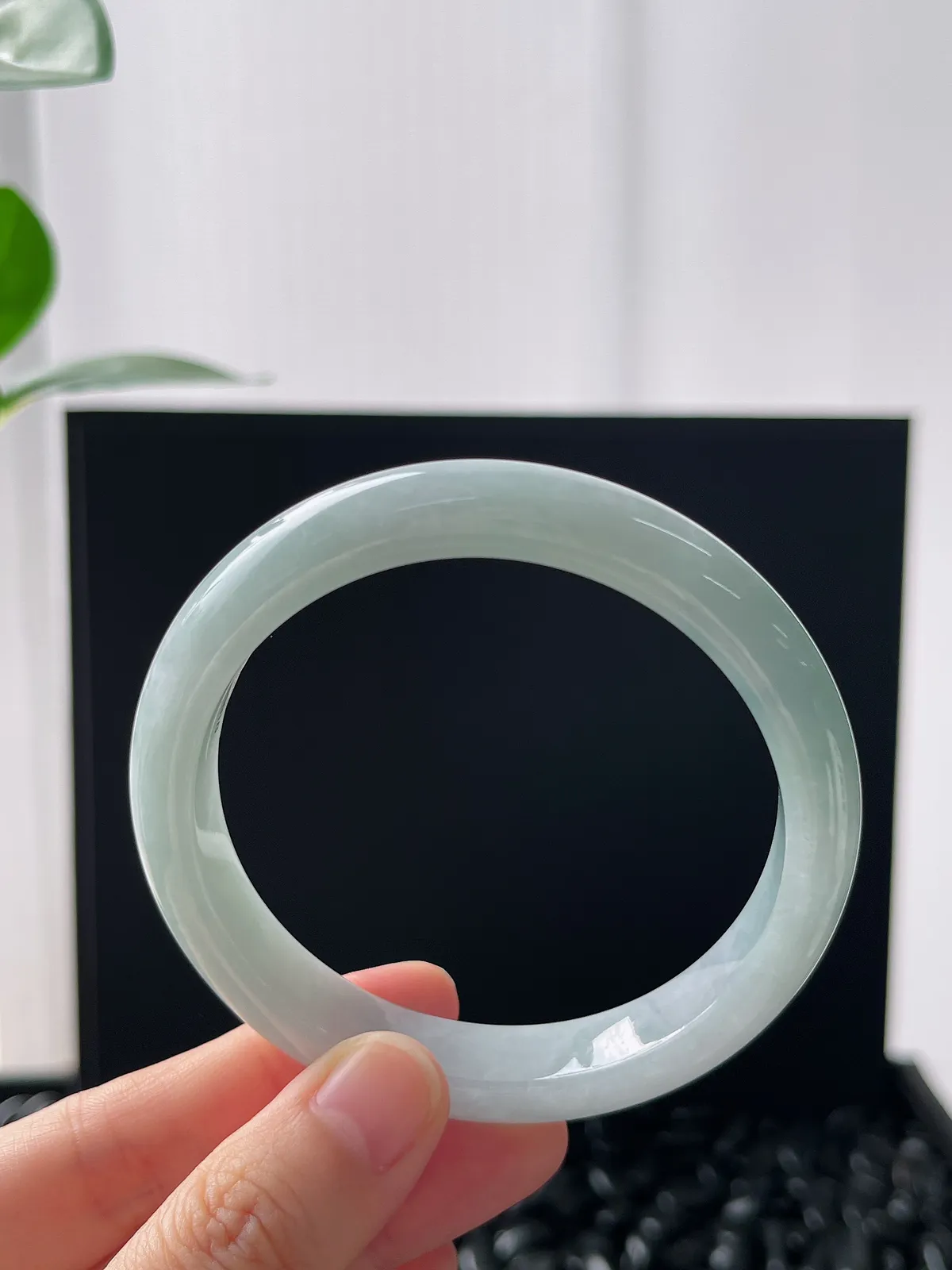 正圈57.2圈口，翡翠糯化种浅绿色手镯