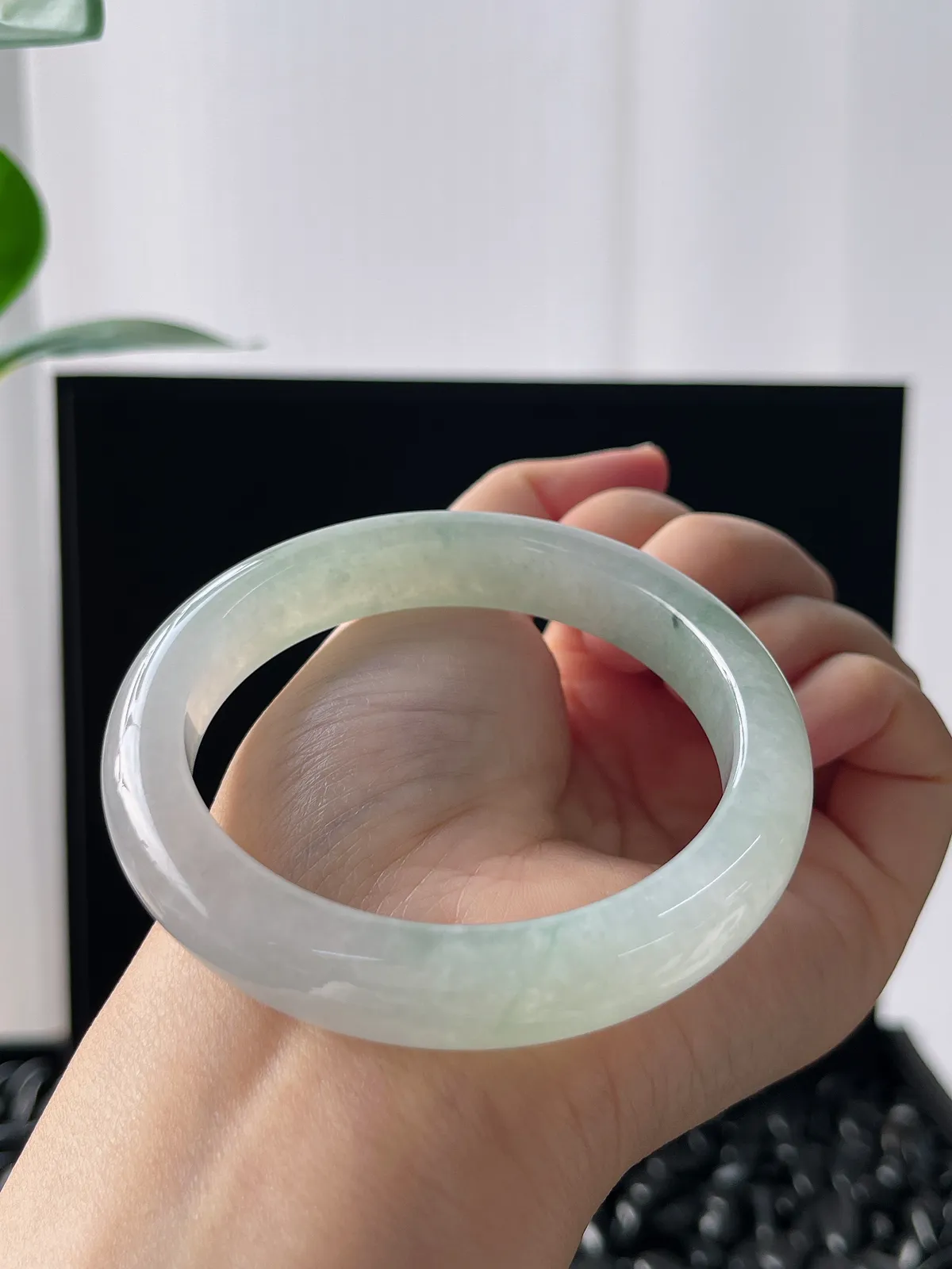 正圈55圈口，翡翠冰糯种浅绿色手镯