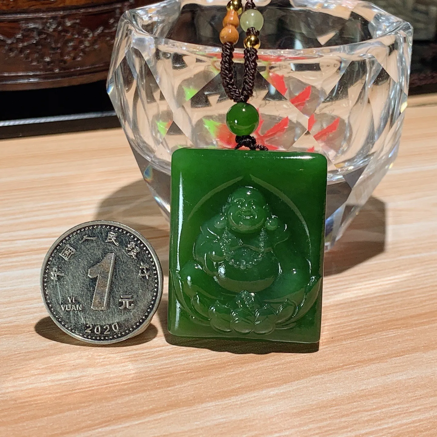和田玉阳绿红皮料俄罗斯碧玉佛引福来挂件。尺寸34.5/28/10重24克 无裂无杂 玉质细腻油润 底色纯净 脂粉好，品质好。lt251029