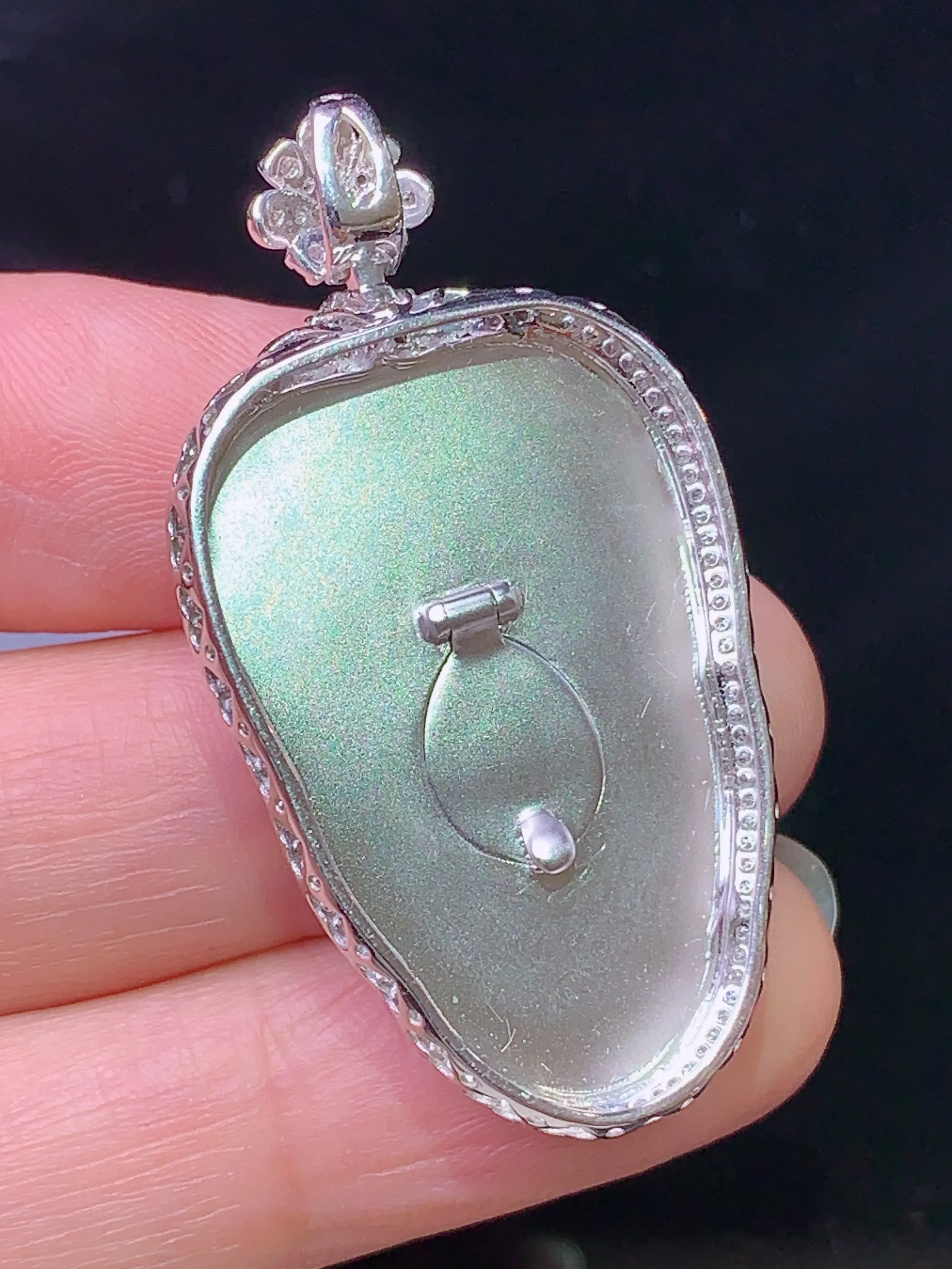 18k金钻镶嵌翠绿树叶吊坠 玉质细腻 色泽艳丽 水润亮眼  整体尺寸41*21.5*8.2