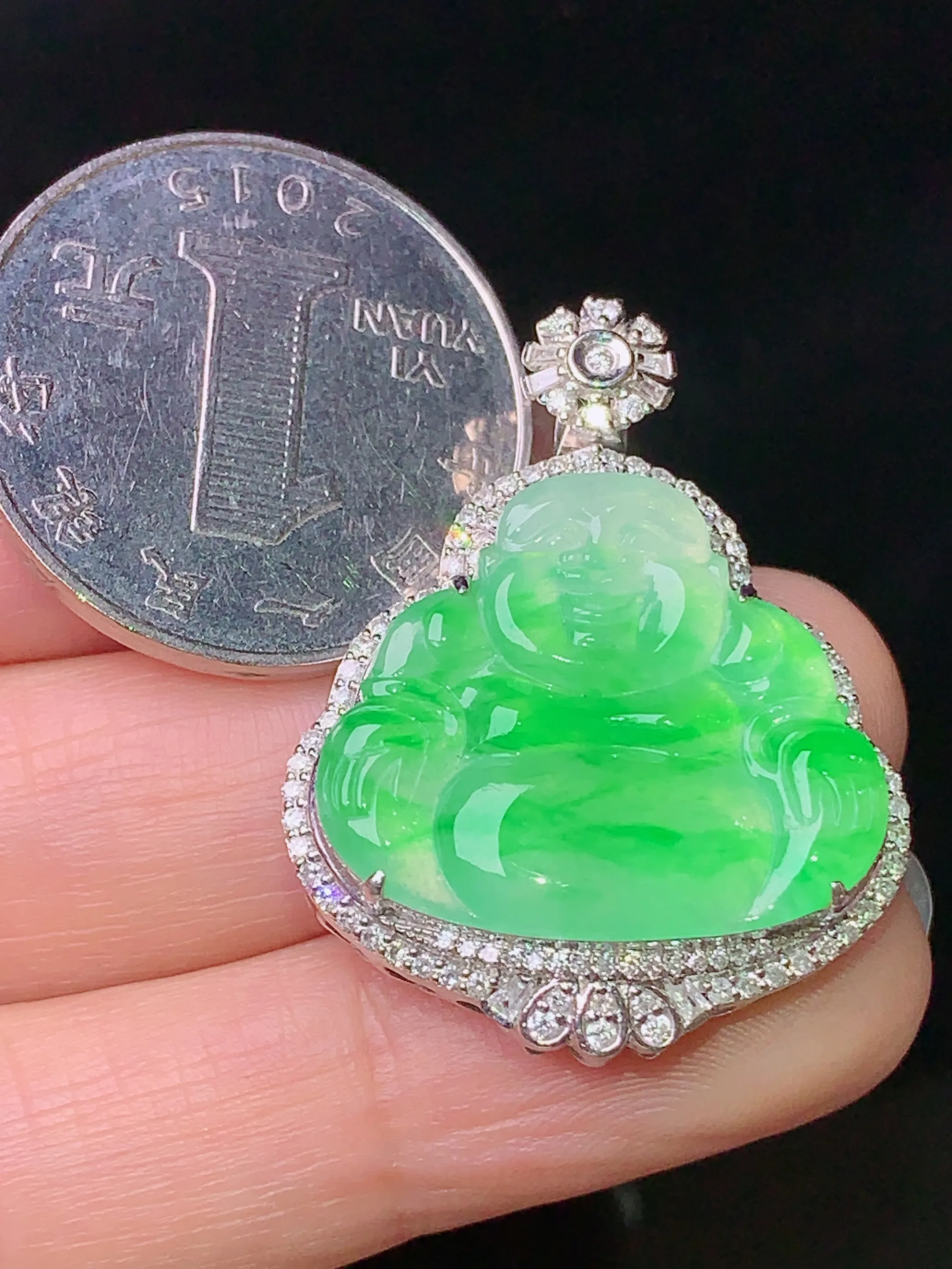 18k金钻镶嵌翠绿佛公吊坠 玉质细腻 色泽艳丽 水润亮眼  整体尺寸32.6*25.2*7.8