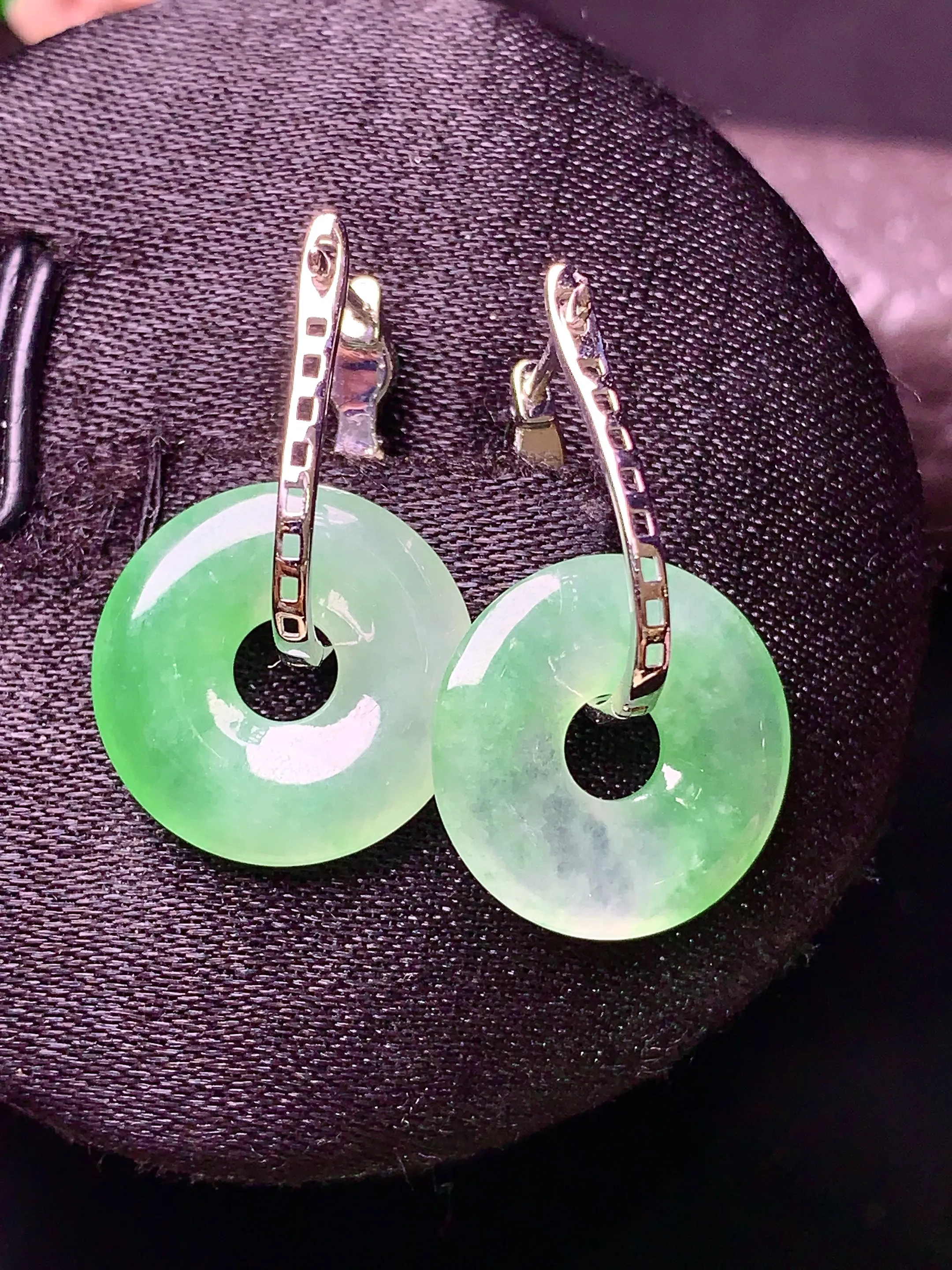 18k金镶嵌飘绿平安环耳坠 玉质细腻 色泽艳丽 水润亮眼  整体尺寸14.8*2.8