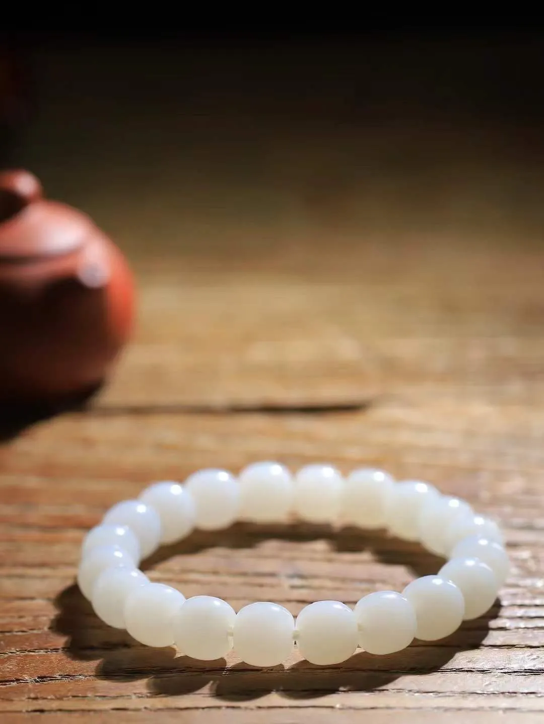 （老型珠.手串）

精品 和田玉白玉老型珠手串，玉质细腻油润 饱满光滑 质朴无华，悠远简单，人心境界远，百世修炼深，心灵常驻善意持，觉悟人生百世修。
重29.5克    尺寸取一8.8-9.7mm    101072800A