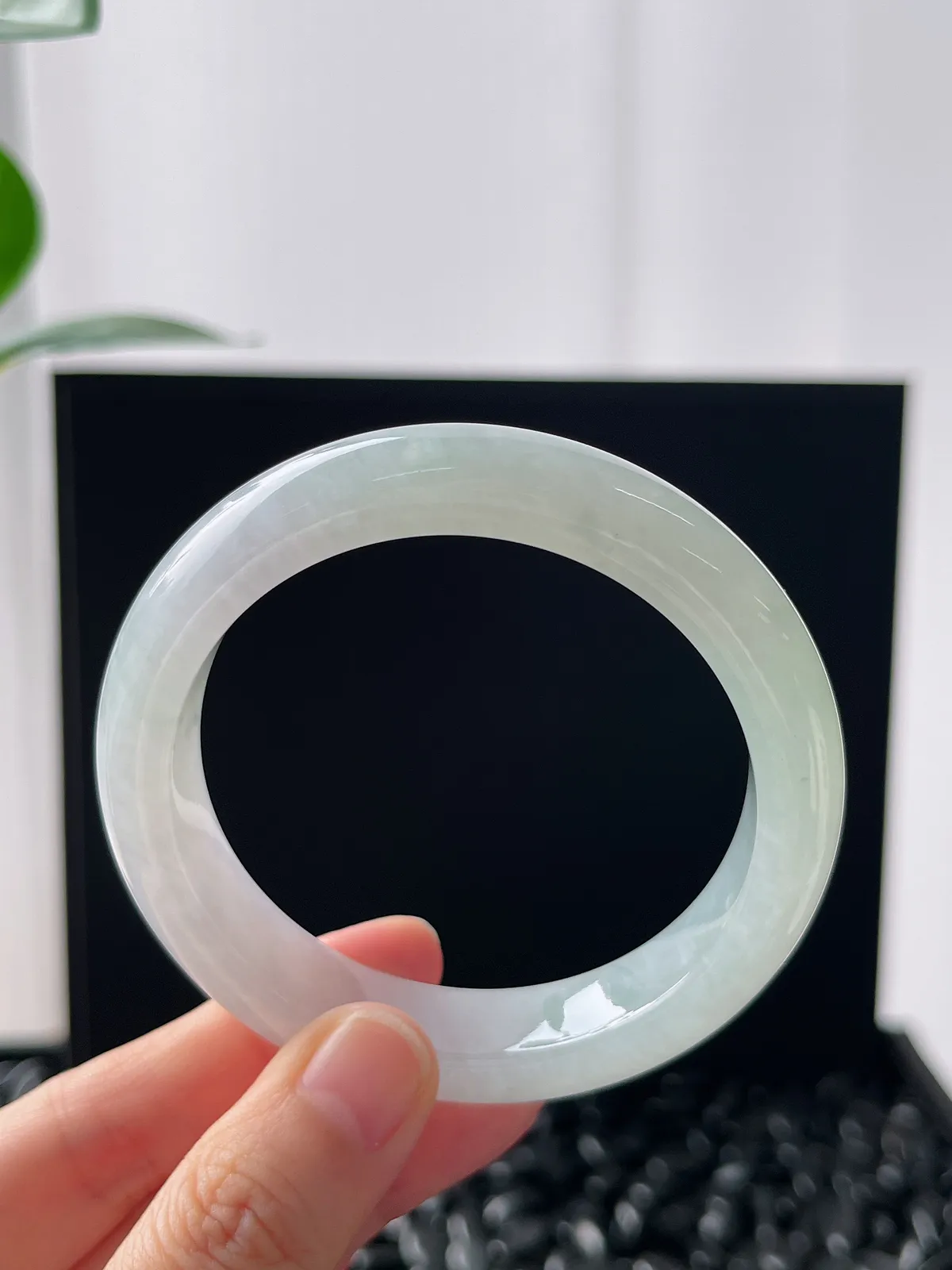 正圈55圈口，翡翠冰糯种淡绿色手镯