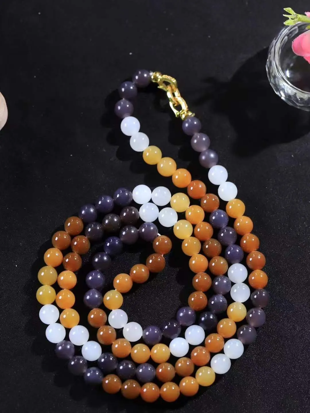 【珠圆玉润.项链】

精品和田玉三色珠圆玉润项链 玉质细腻油润 饱满光滑 质朴无华，悠远简单，人心