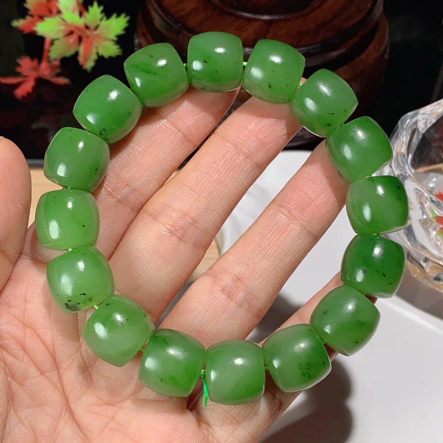 和田玉阳绿俄罗斯碧玉直切老型珠手串。单颗尺寸13/14重78.8克 玉质细腻油润 底色纯净 脂粉好，品质好。lt251029