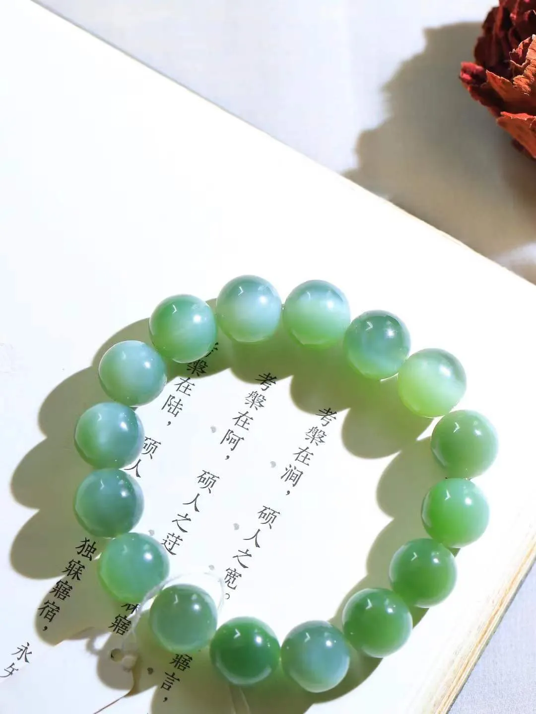 【珠圆玉润.手串】

精品和田玉碧玉猫眼珠圆玉润手串 玉质温润细腻  整串打磨圆润，佩戴舒适。珠珠落玉盘，间关莺语花底滑，一生美好时光，无论身在何处，都有它相伴相守。事事顺遂，幸福美满，吉祥如意。重44.8克   尺寸取一12.3mm   FDL-691072800