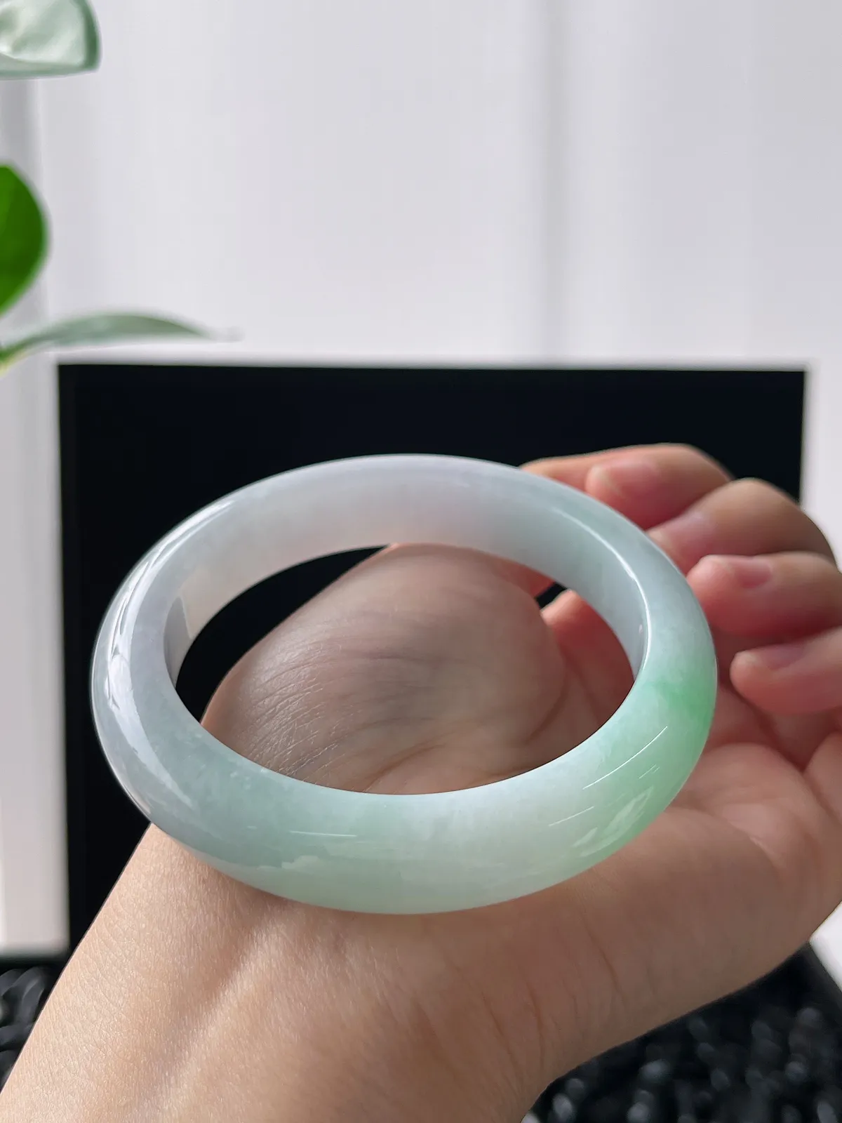 正圈56圈口，翡翠冰糯种淡绿色手镯