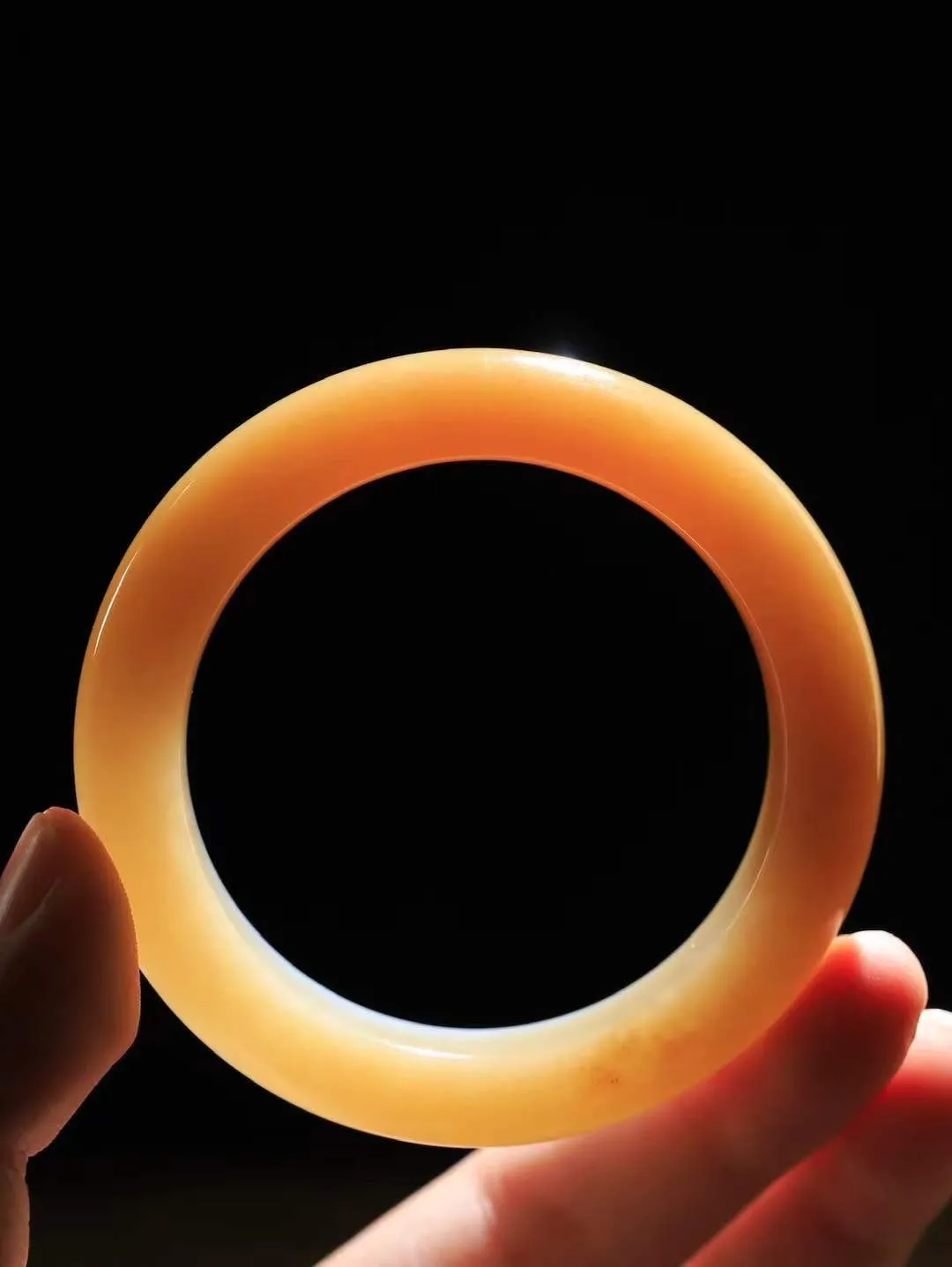 （温柔雅致.手镯）

精品️和田玉糖白玉手镯。镯型饱满，温润细腻，脂润沁香。️执一卷书，沏一盏茶，着一袭裙，戴一只镯。淡淡浅笺，素心若兰，静赏玉中诗画。悠悠岁月，芊手轻摘，盛满诗样芳华。重65克   尺寸52.5-13.9-9.9mm    FDL-661072833