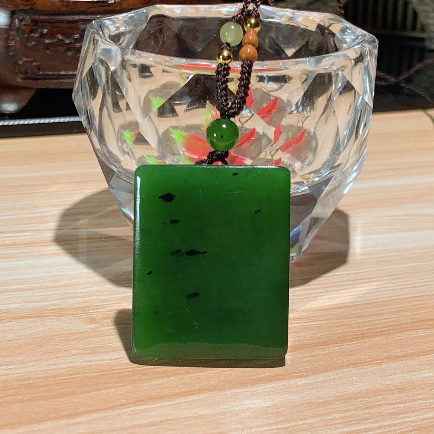 和田玉阳绿红皮料俄罗斯碧玉佛引福来挂件。尺寸34.5/28/10重24克 无裂无杂 玉质细腻油润 底色纯净 脂粉好，品质好。lt251029