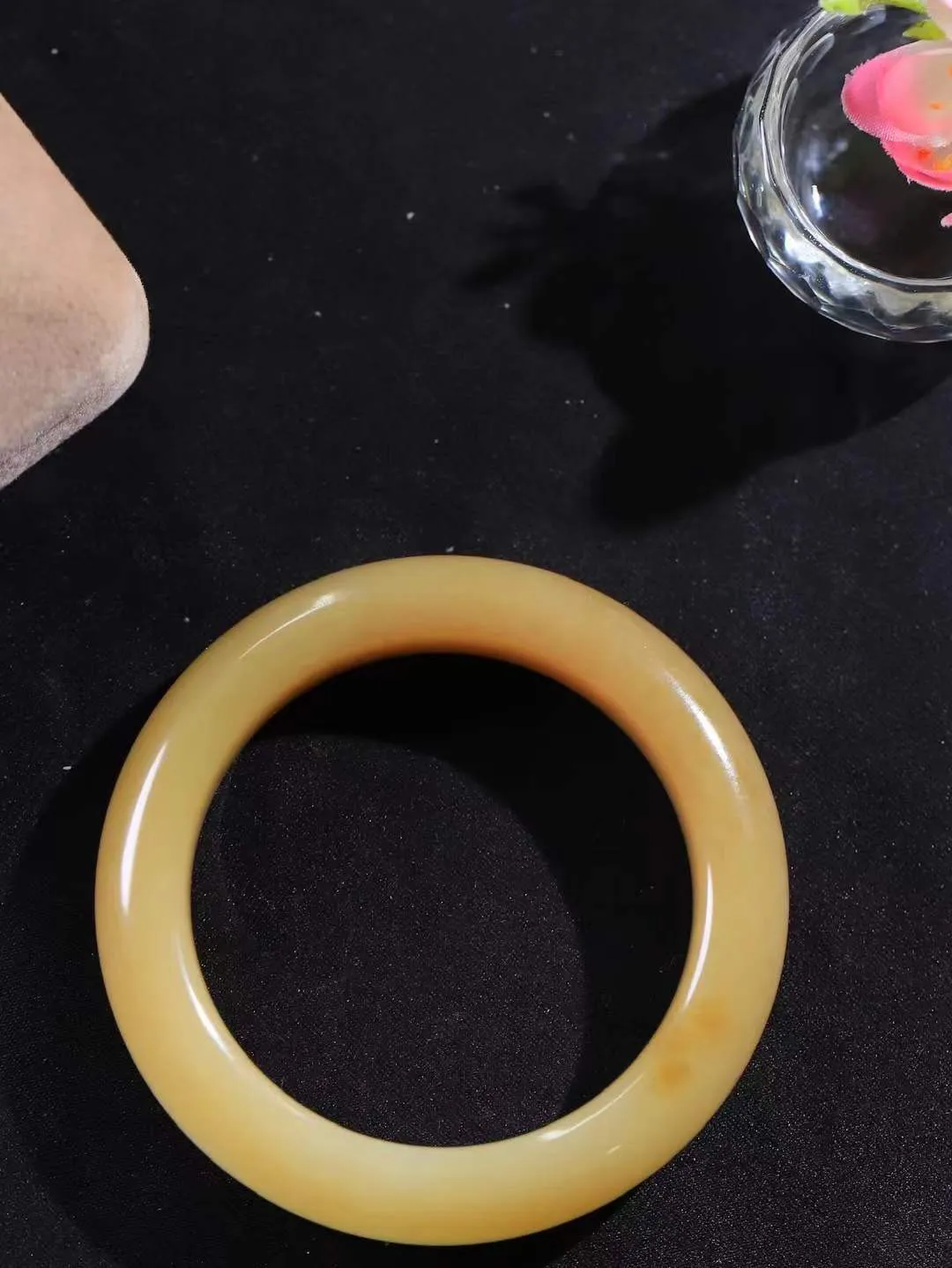 （温柔雅致.手镯）

精品️和田玉糖白玉手镯。镯型饱满，温润细腻，脂润沁香。️执一卷书，沏一盏茶，着一袭裙，戴一只镯。淡淡浅笺，素心若兰，静赏玉中诗画。悠悠岁月，芊手轻摘，盛满诗样芳华。重65克   尺寸52.5-13.9-9.9mm    FDL-661072833