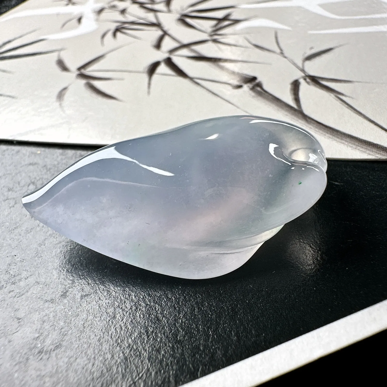 【冰种淡紫随形】质地细腻，冰润透亮，光泽出众，冰胶感十足