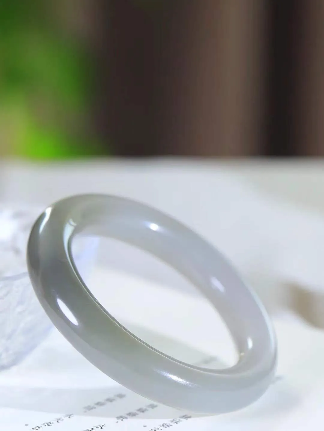 【玉佳人·手镯】

精品️和田玉烟紫圆条手镯 ，玉质细腻油润，做工细致精美，端庄素雅，亭亭玉立，芊芊素手。芊芊素手，怎能忘镯？秀美圆条，更显婀娜。内径57mm 尺寸12.9-12.3mm重79.7克691052880L