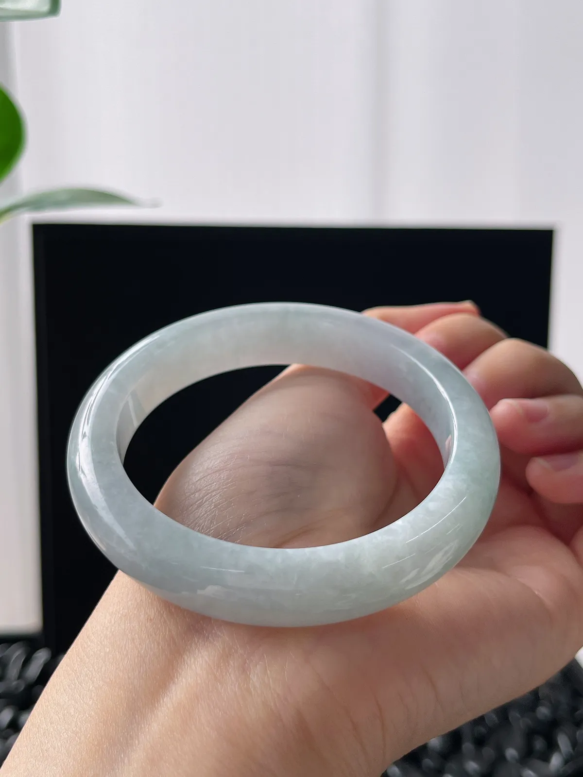 正圈56.1圈口，翡翠糯化种淡蓝色手镯