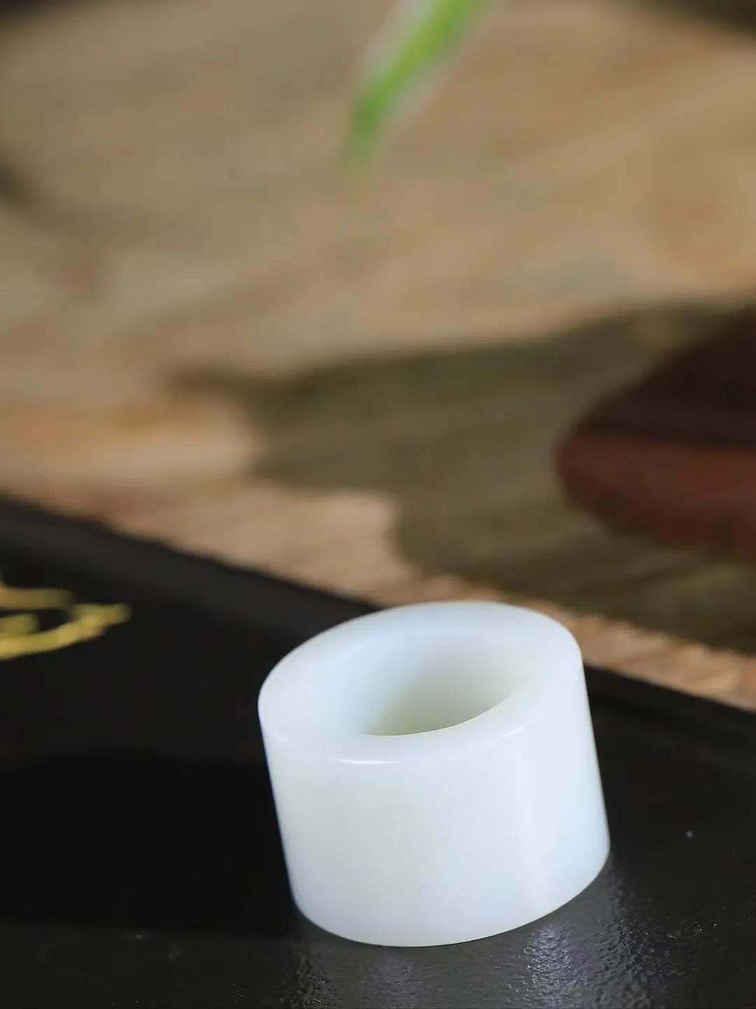 （古韵.扳指）

精品和田玉白玉扳指，玉质温润，油润感十足， 整器古韵生辉。优雅高贵。运筹帷幄于