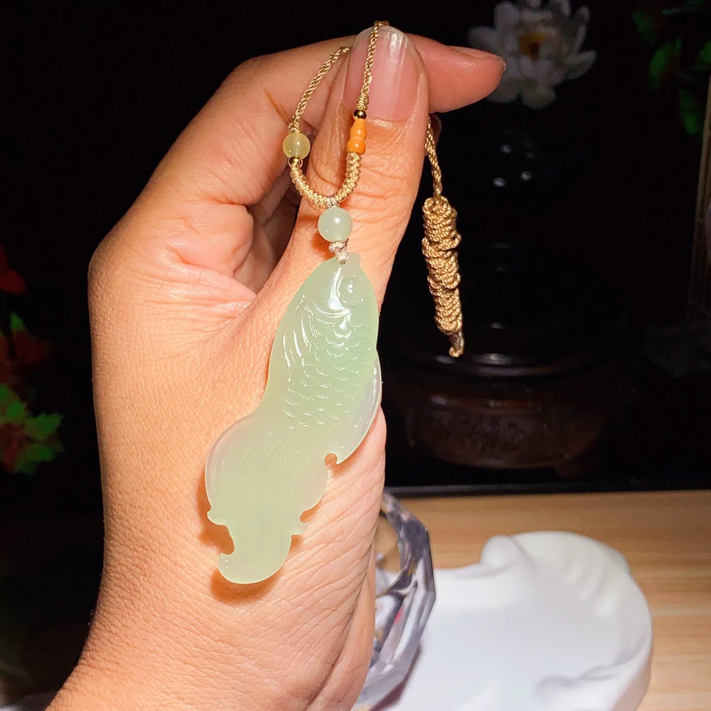 和田玉晴水年年有余鱼挂件。尺寸58/20/6重11.3克 无裂无杂 玉质细腻油润 底色纯净 脂粉好，品质好。lt251029