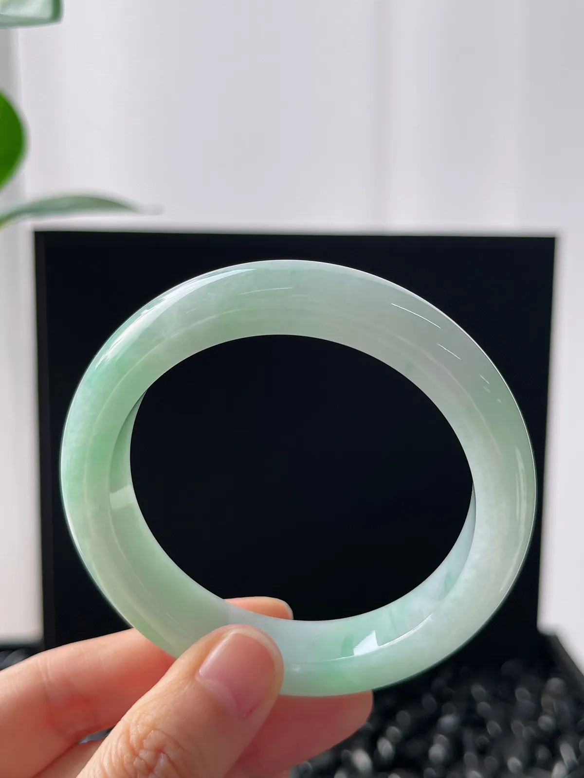 正圈55圈口，翡翠糯化种淡绿色手镯