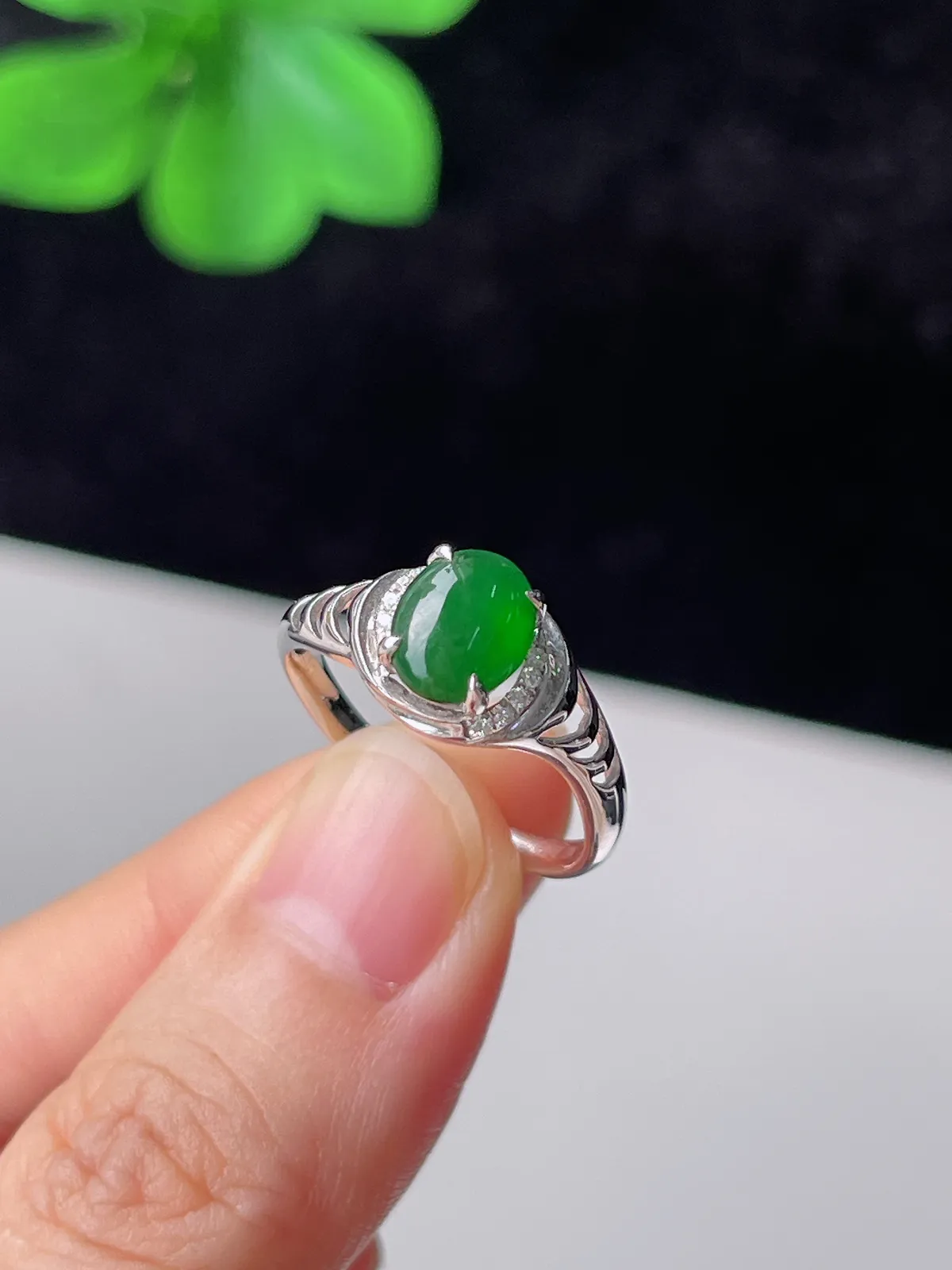 翡翠冰糯种绿色戒指，印记：Au750,伴钻石