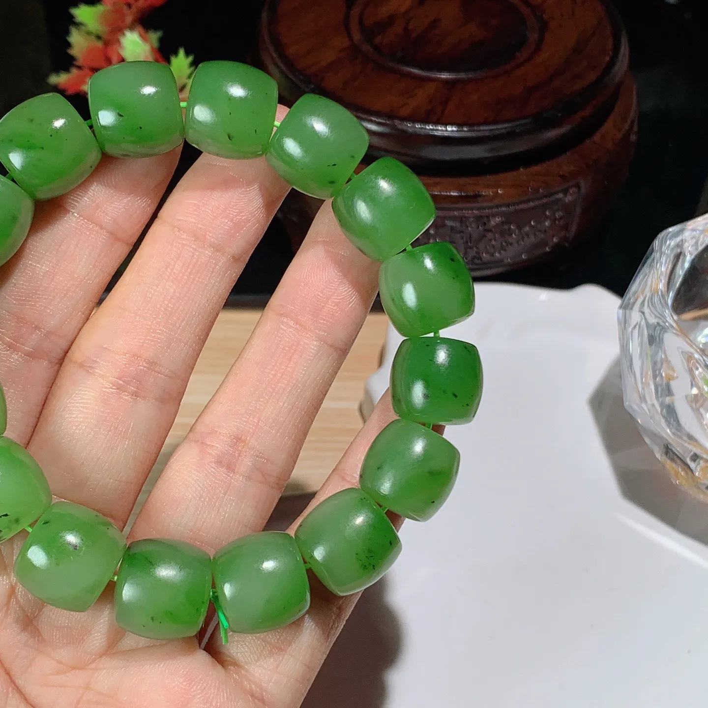 和田玉阳绿俄罗斯碧玉直切老型珠手串。单颗尺寸13/14重78.8克 玉质细腻油润 底色纯净 脂粉好，品质好。lt251029