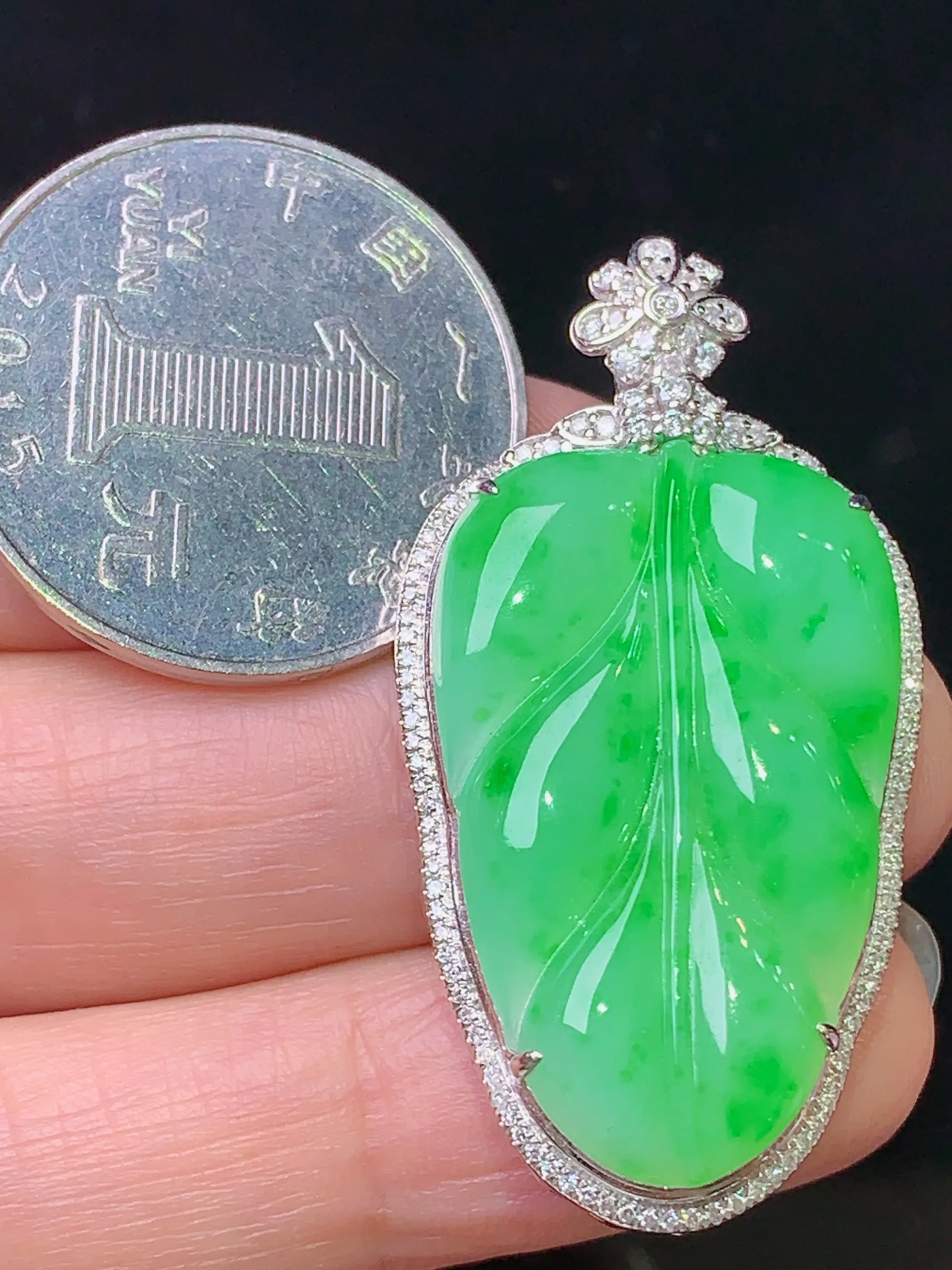 18k金钻镶嵌翠绿树叶吊坠 玉质细腻 色泽艳丽 水润亮眼  整体尺寸41*21.5*8.2