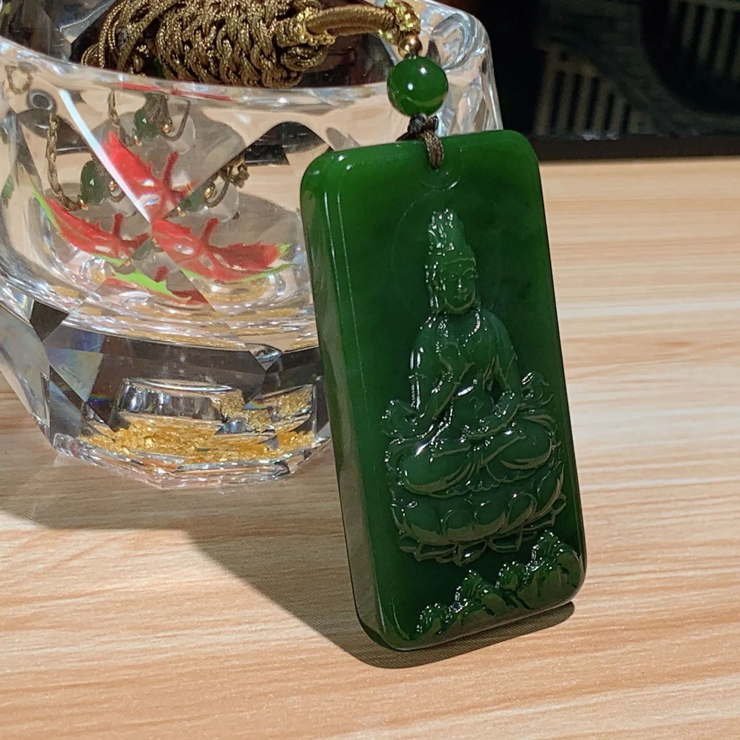 和田玉阳绿俄罗斯碧玉坐莲观音牌子挂件。尺寸48/26/9重27.7克 无裂无杂 玉质细腻油润 底色纯