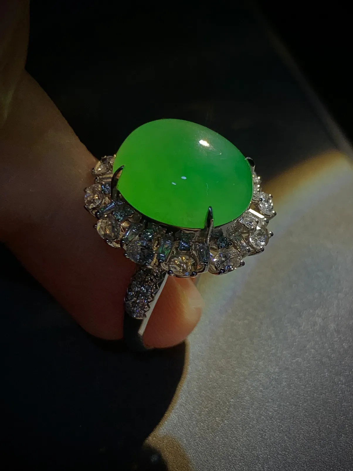 绿蛋面戒指，裸石约15.5-13.5-7mm，
13.5#可改，18K金，南非钻，