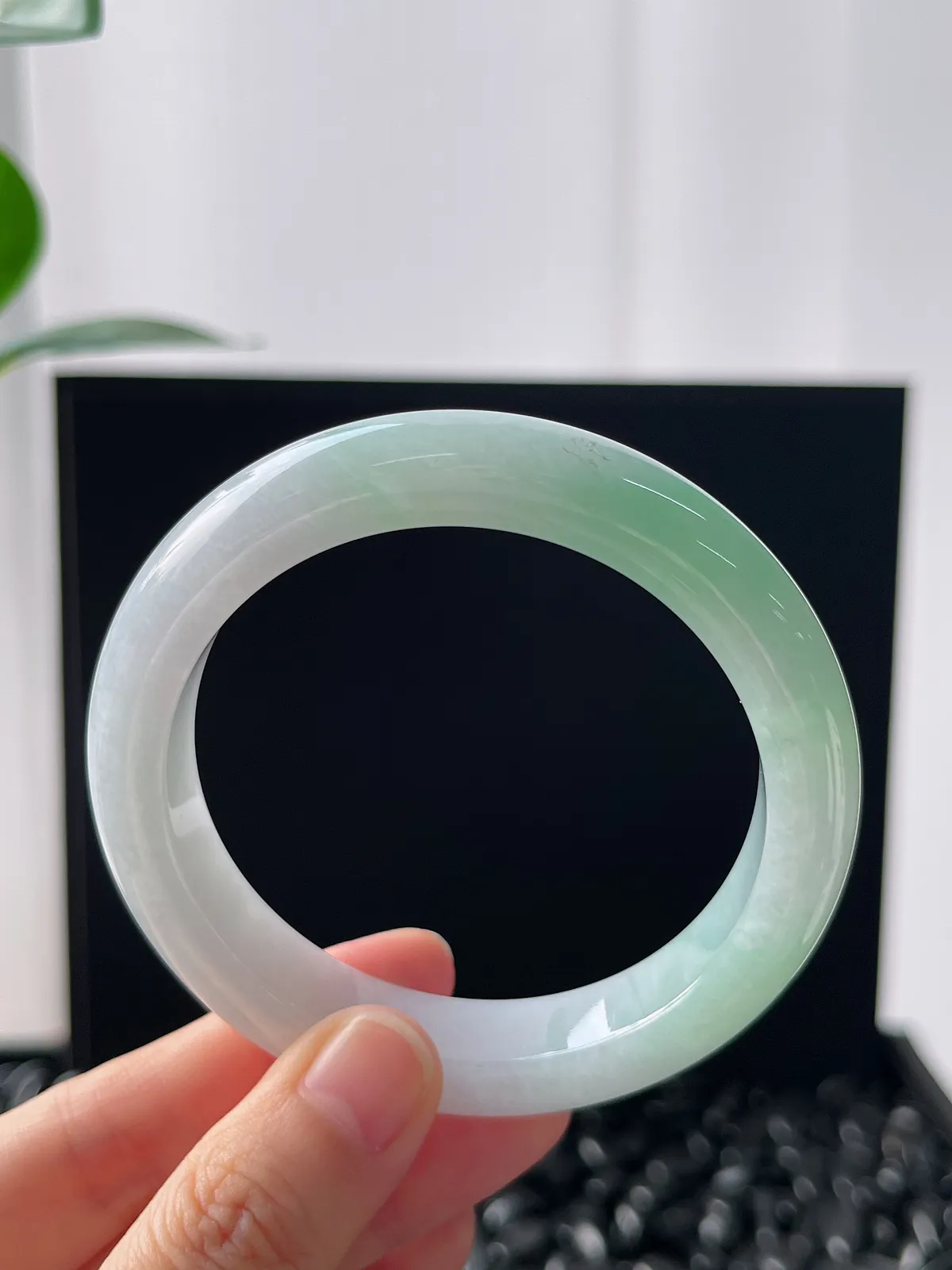 正圈56圈口，翡翠糯化种飘绿手镯