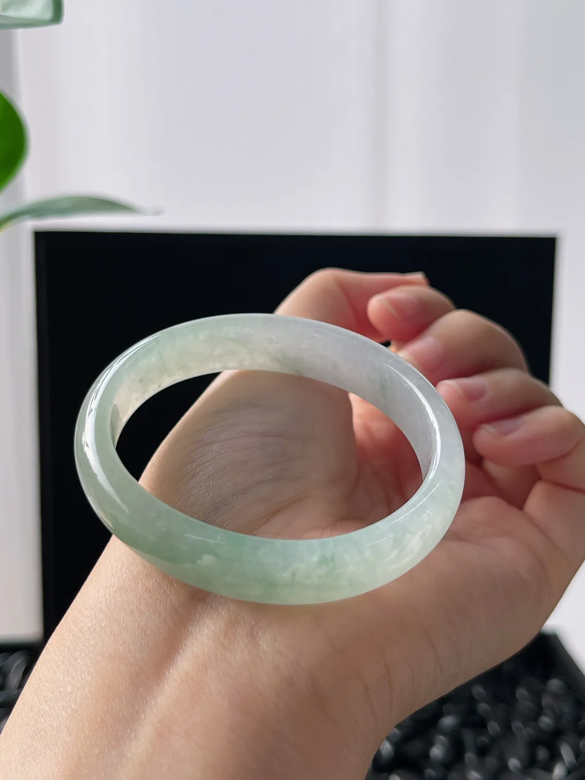 贵妃镯52圈口，翡翠冰糯种飘绿手镯