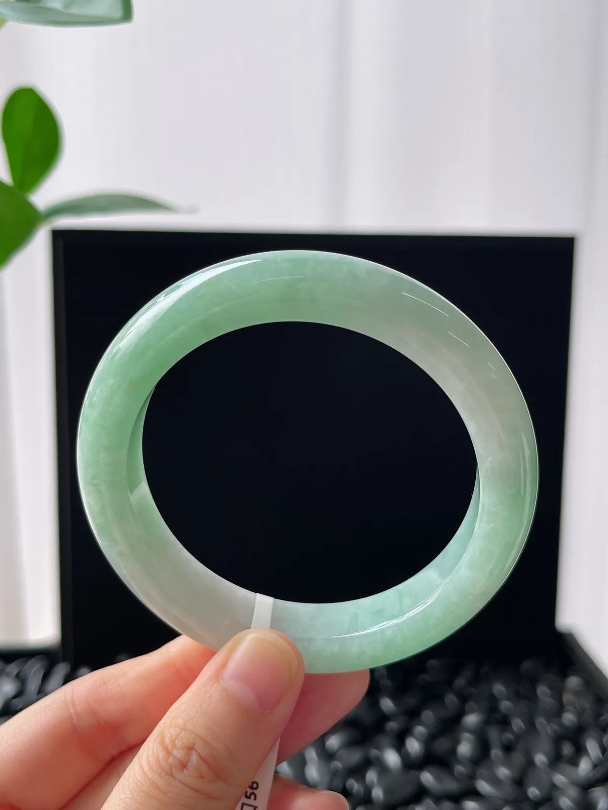 正圈56圈口，翡翠糯化种淡绿色手镯