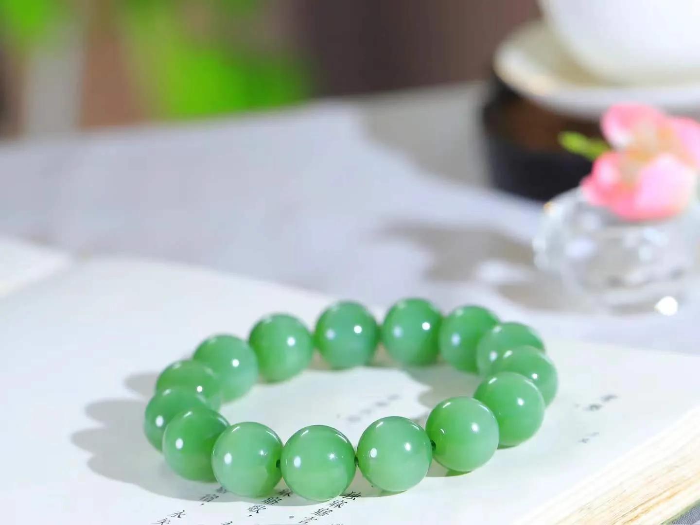 【珠圆玉润.手串】

精品和田玉碧玉猫眼珠圆玉润手串 玉质温润细腻  整串打磨圆润，佩戴舒适。珠珠落