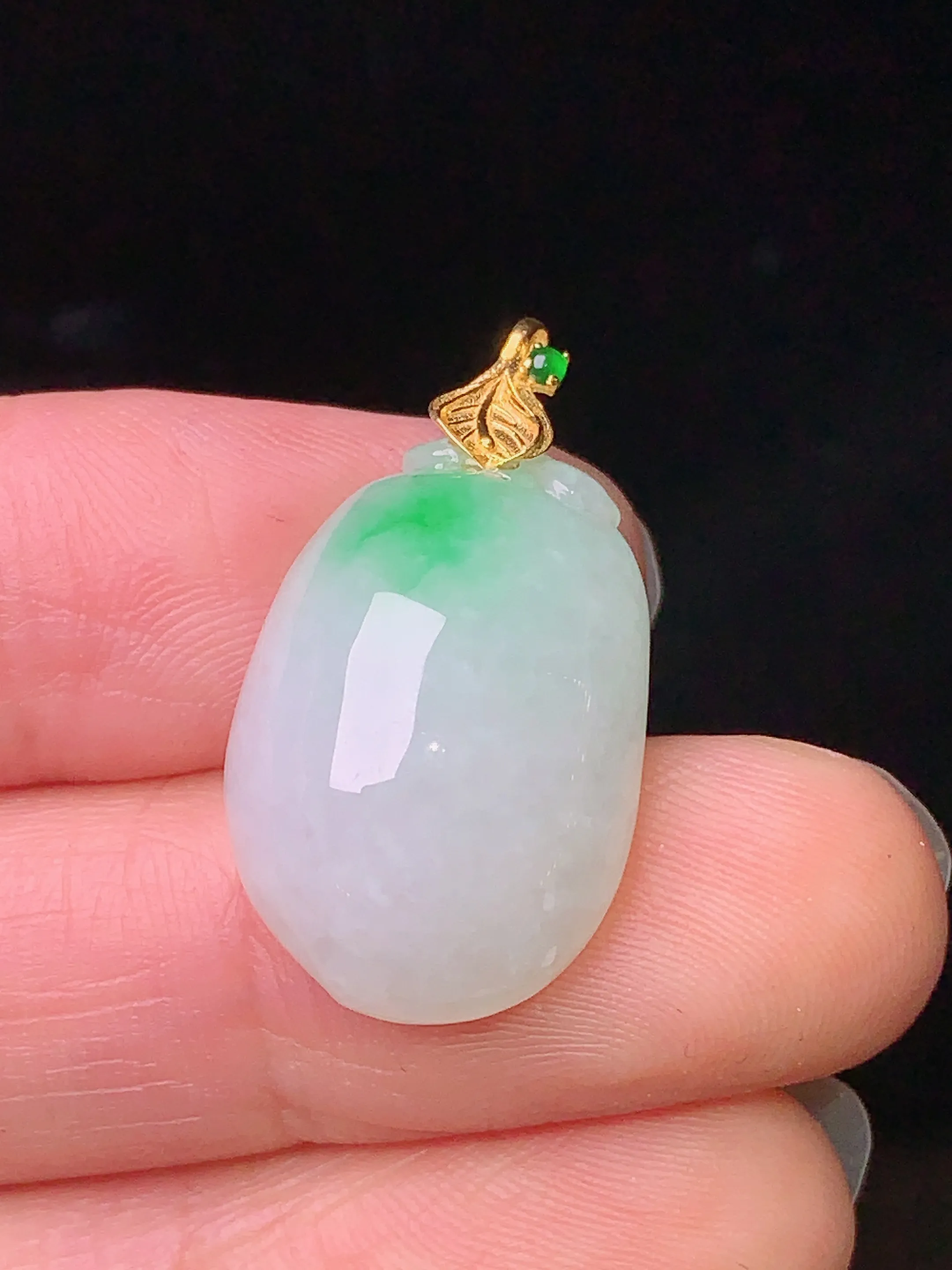 18k金镶嵌飘绿福瓜吊坠 玉质细腻 色泽艳丽 水润亮眼  整体尺寸26.2*14.2*7.7