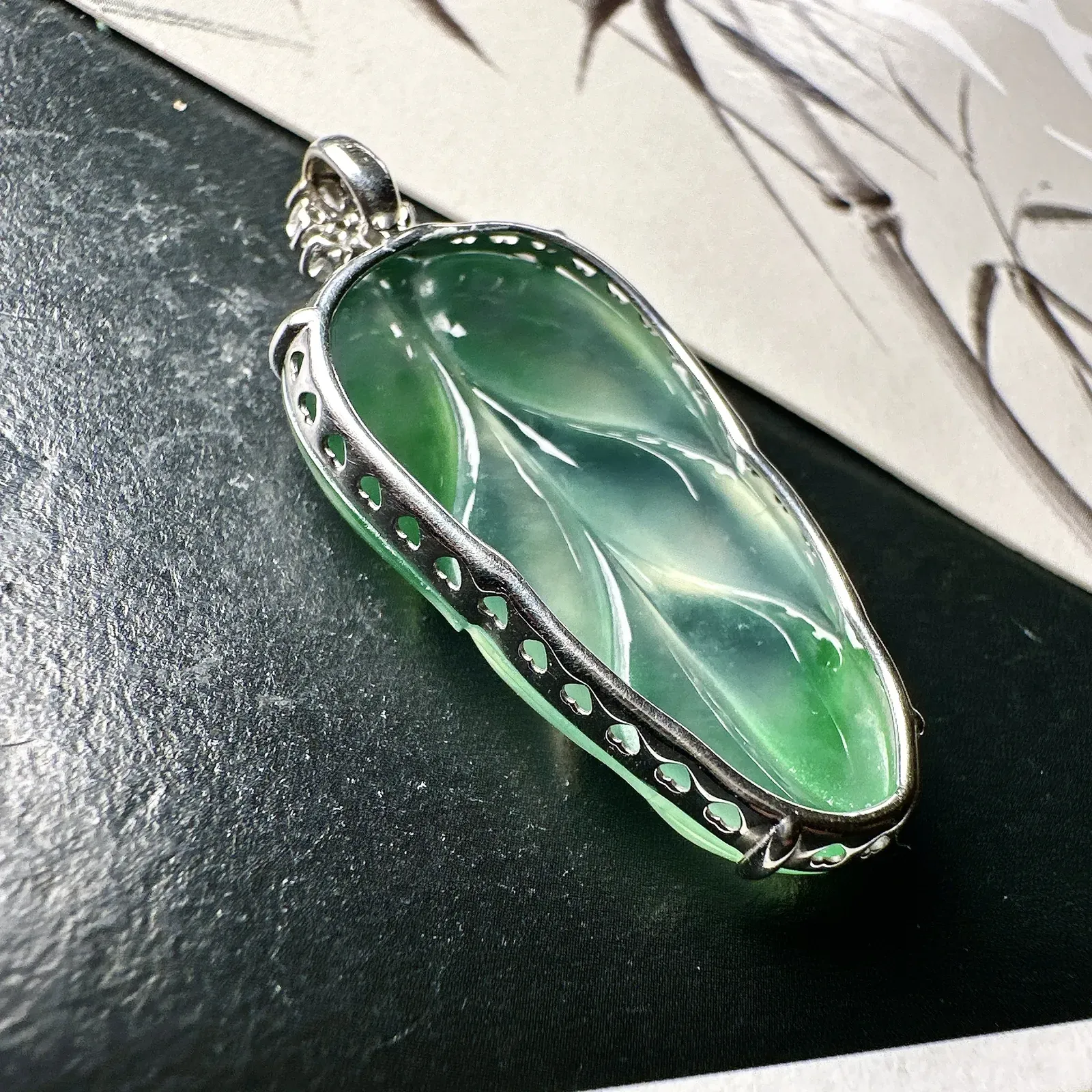 【冰种飘绿叶子】金枝玉叶，质地细腻，冰润透亮，光泽出众，18k金钻镶嵌，裸石尺寸32.6*18.2*4.8毫米