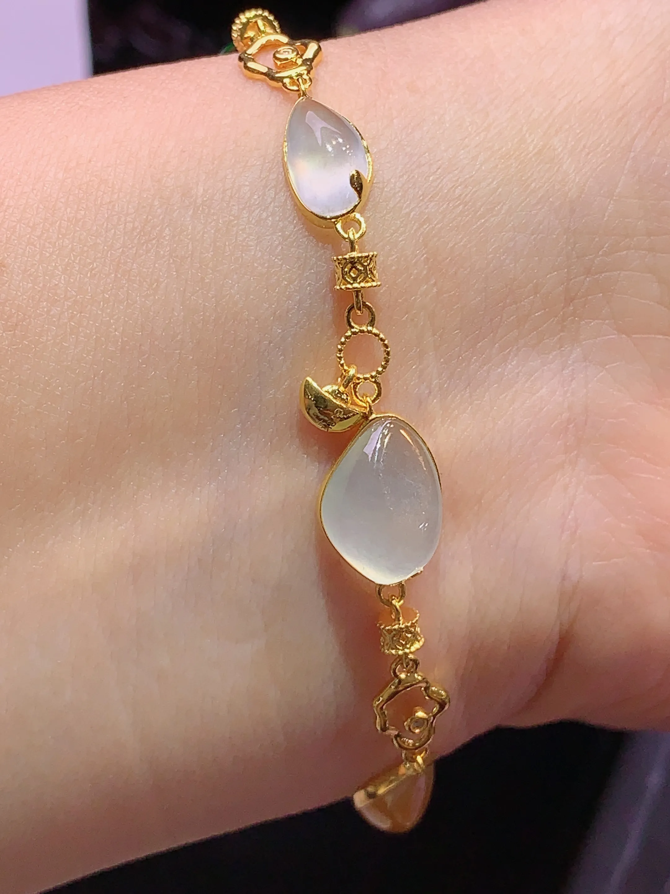 18k金钻镶嵌冰种随形手链 玉质细腻 色泽艳丽 水润亮眼  裸石尺寸12*8.8*5