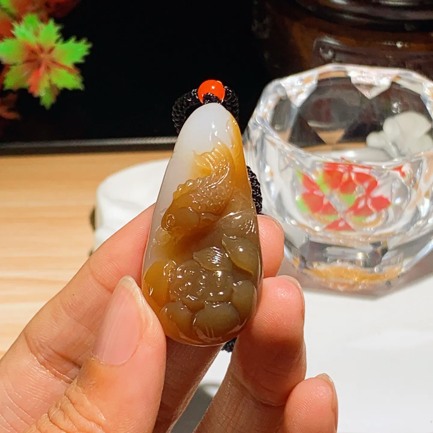 新疆和田玉且末糖连年有余挂件。尺寸44/22/15重21.8克 无裂无杂 玉质细腻油润 底色纯净 脂粉好，品质好。lt251029