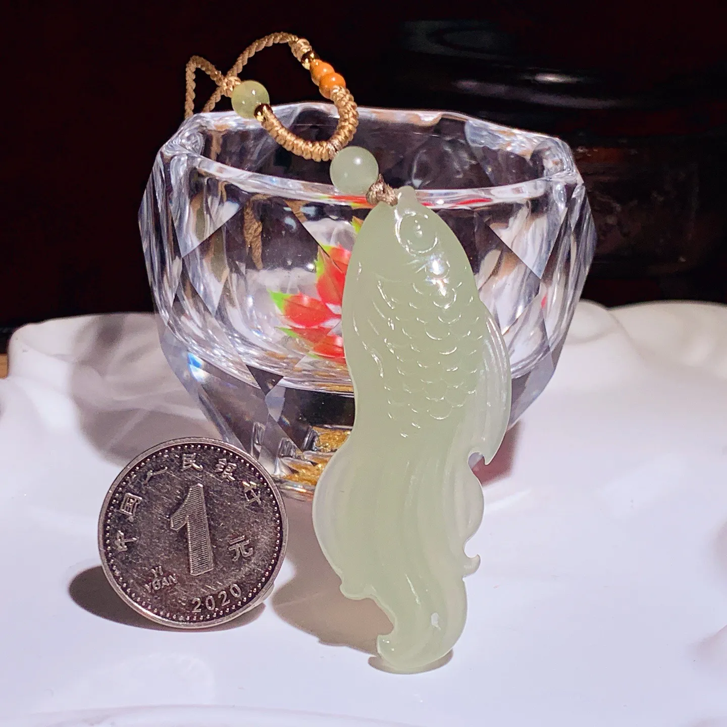 和田玉晴水年年有余鱼挂件。尺寸58/20/6重11.3克 无裂无杂 玉质细腻油润 底色纯净 脂粉好，品质好。lt251029