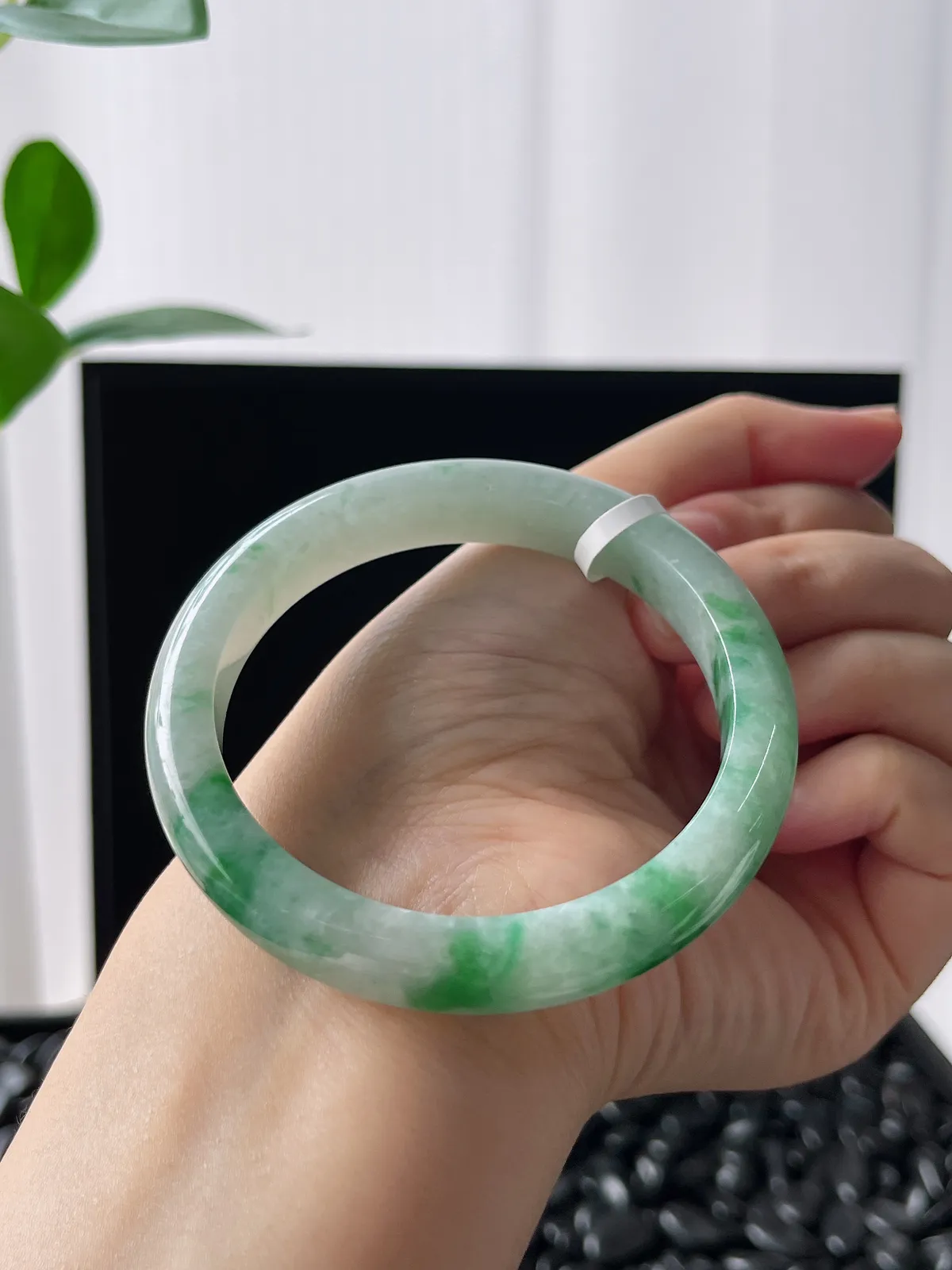 正圈55圈口，翡翠糯化种飘绿手镯