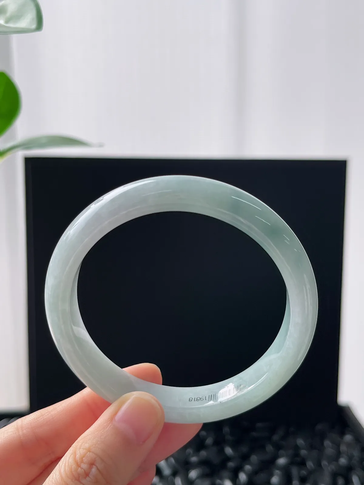 正圈57.2圈口，翡翠糯化种浅绿色手镯