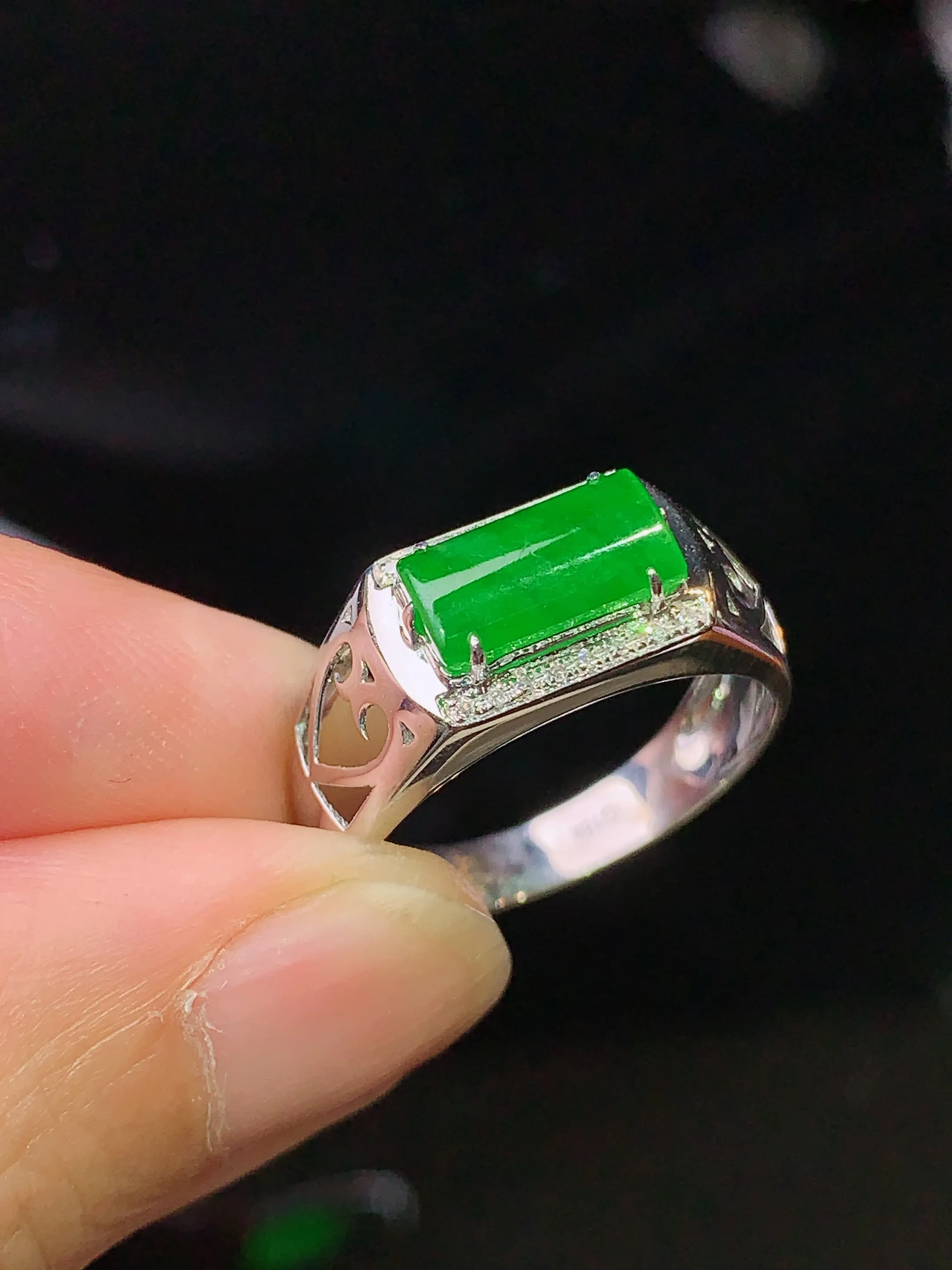 18k金钻镶嵌满绿玉柱戒指 玉质细腻 色泽艳丽 水润亮眼  圈口16 整体尺寸4.8*9.2*2