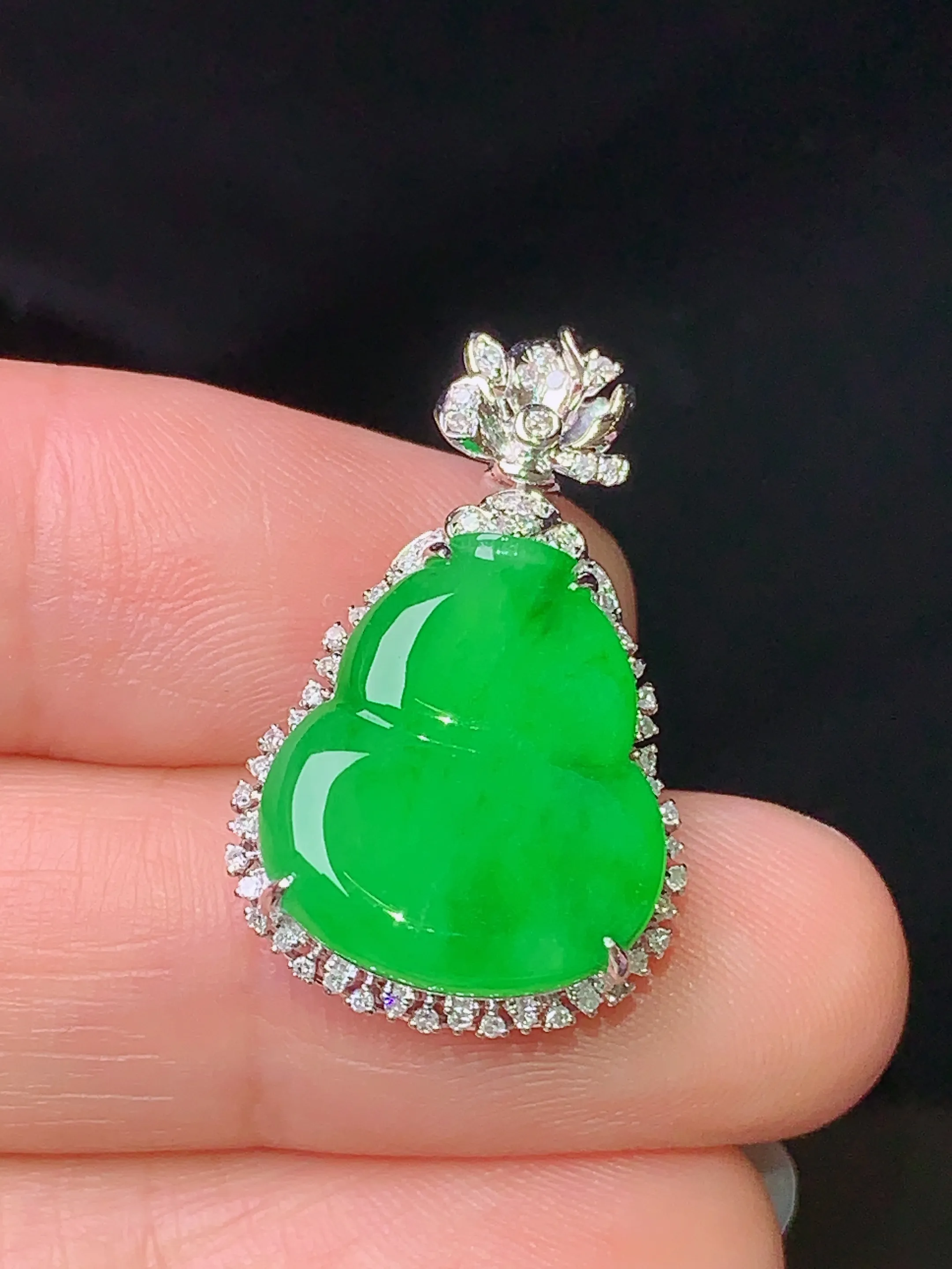 18k金钻镶嵌满绿葫芦吊坠 玉质细腻 色泽艳丽 水润亮眼  整体尺寸26*15.7*7.6