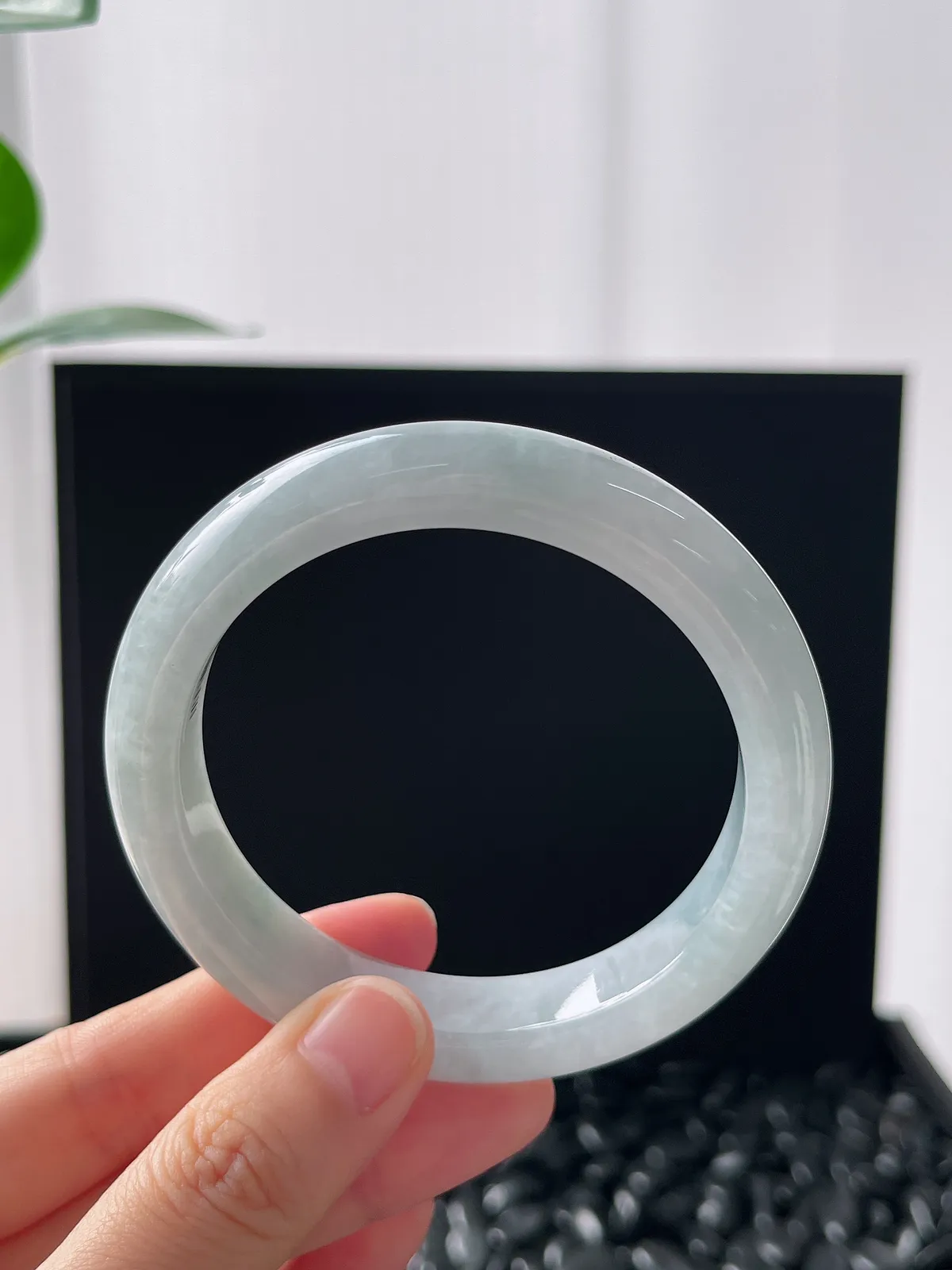 正圈56.1圈口，翡翠糯化种淡蓝色手镯