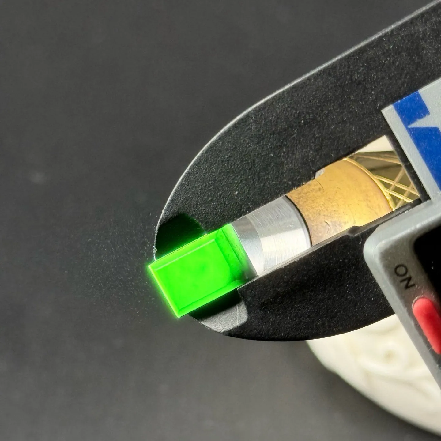 精品墨翠小长方戒面一枚 种好色正 黑度极好 打灯通透 油性十足