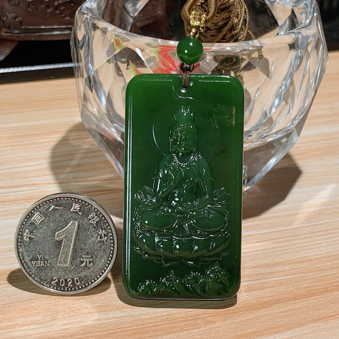 和田玉阳绿俄罗斯碧玉坐莲观音牌子挂件。尺寸48/26/9重27.7克 无裂无杂 玉质细腻油润 底色纯净 脂粉好，品质好。lt251029
