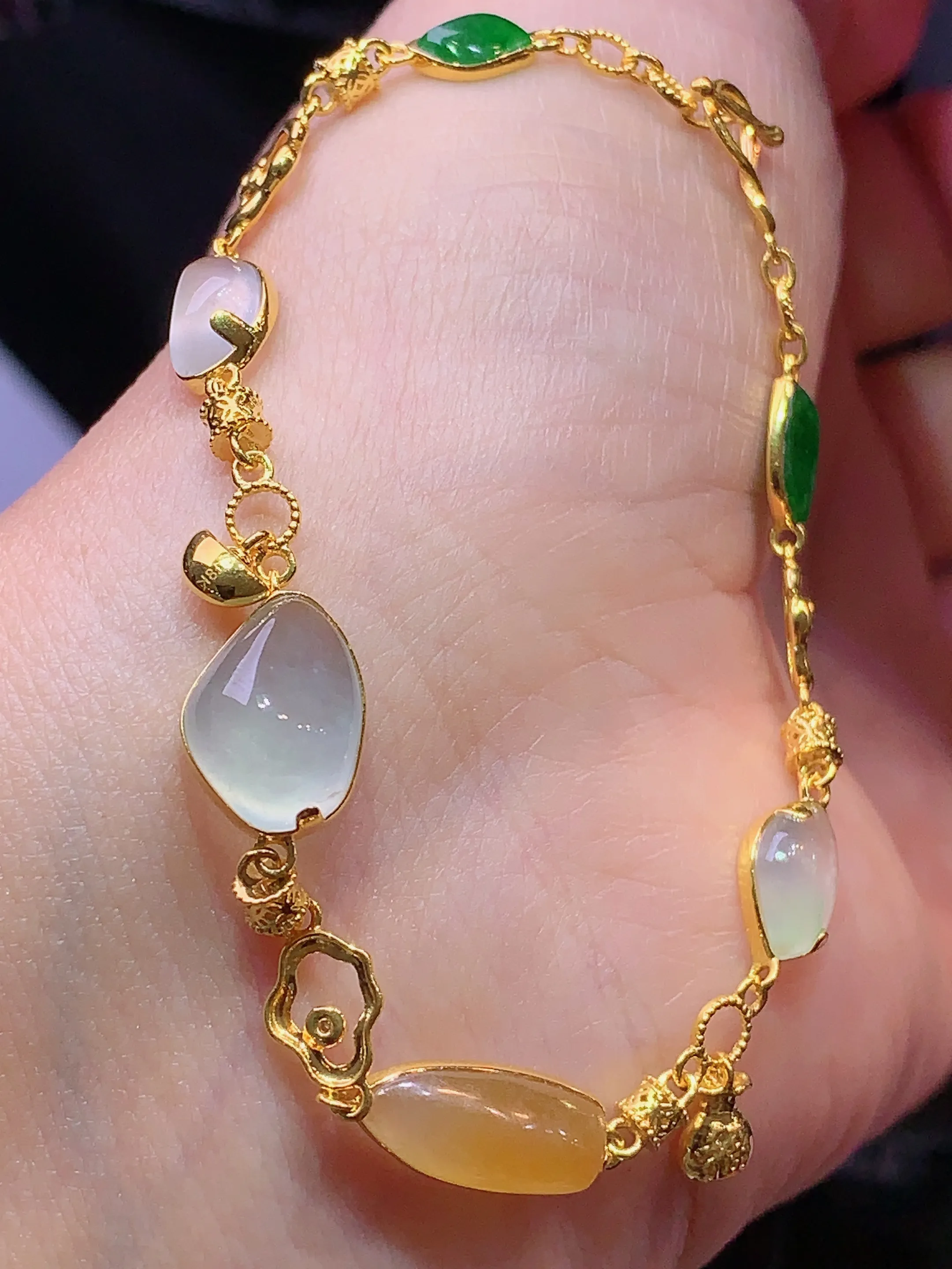 18k金钻镶嵌冰种随形手链 玉质细腻 色泽艳丽 水润亮眼  裸石尺寸12*8.8*5