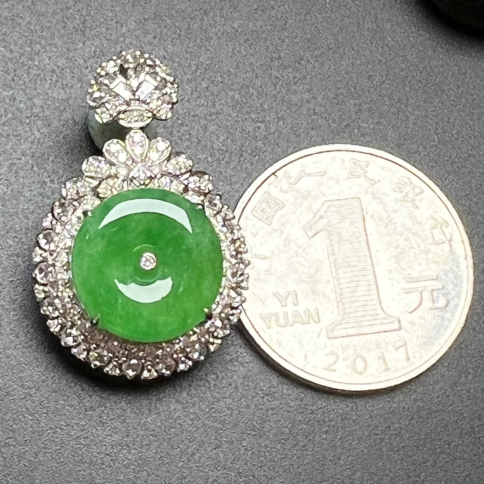 满绿平安扣整体尺寸30.6*20.6*11.1。裸石尺寸14*3.3