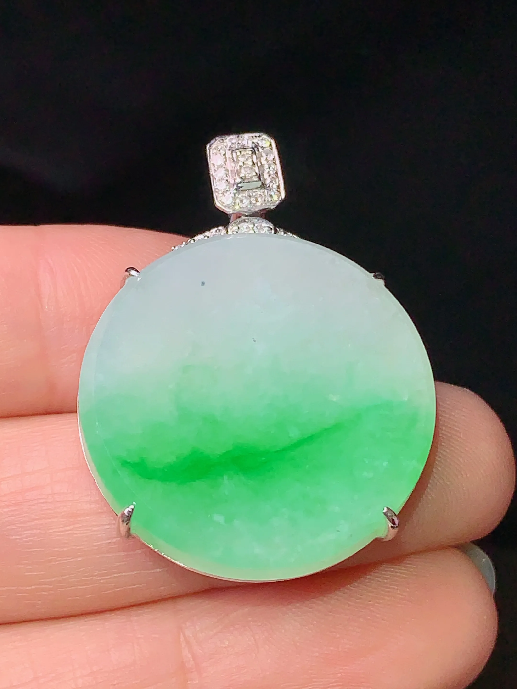 18k金钻镶嵌飘绿圆牌吊坠 玉质细腻 色泽艳丽 水润亮眼  整体尺寸33.6*24.6*7.2