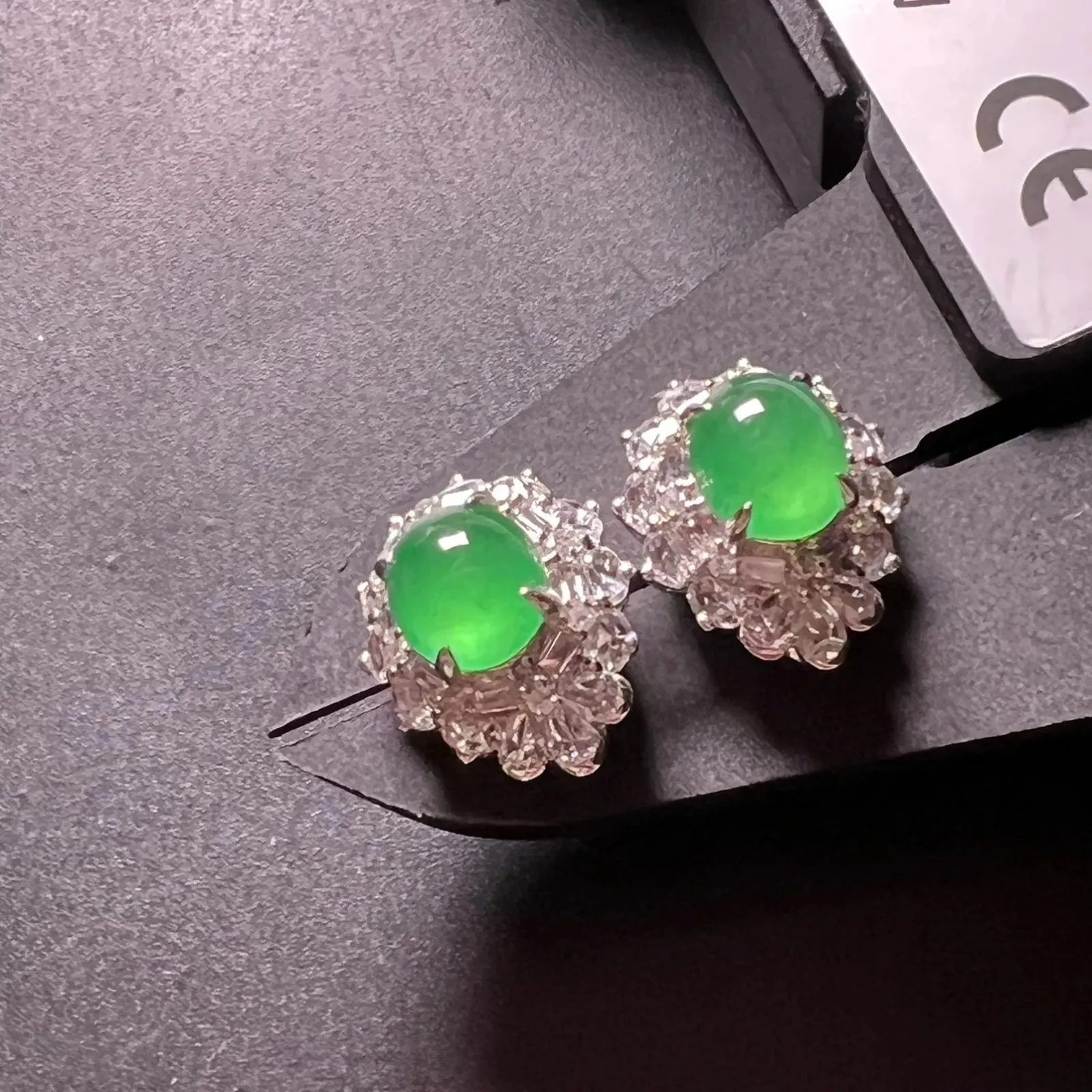 质量绿耳钉种老色阳饱满，整体尺寸14*11.6*9.6 裸石尺寸7.3*6.1*3.5