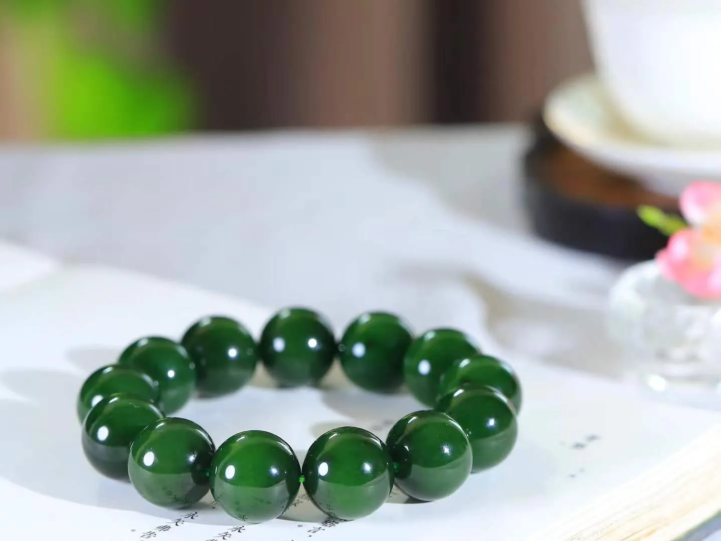 ^_^【珠圆玉润.手串】

精品和田玉碧玉珠圆玉润手串 玉质温润细腻  整串打磨圆润，佩戴舒适。珠珠